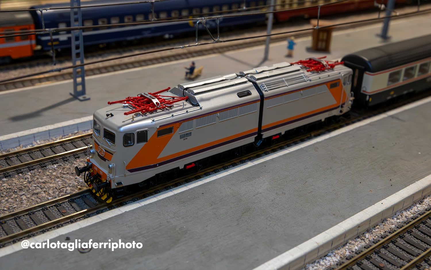 Rivarossi HR2980 FS, E.646 "Navetta", livrea MDVC, tetto argento, finestrini Triplex, smorzatori laterali, ep. V Locomotiva - Elettrica