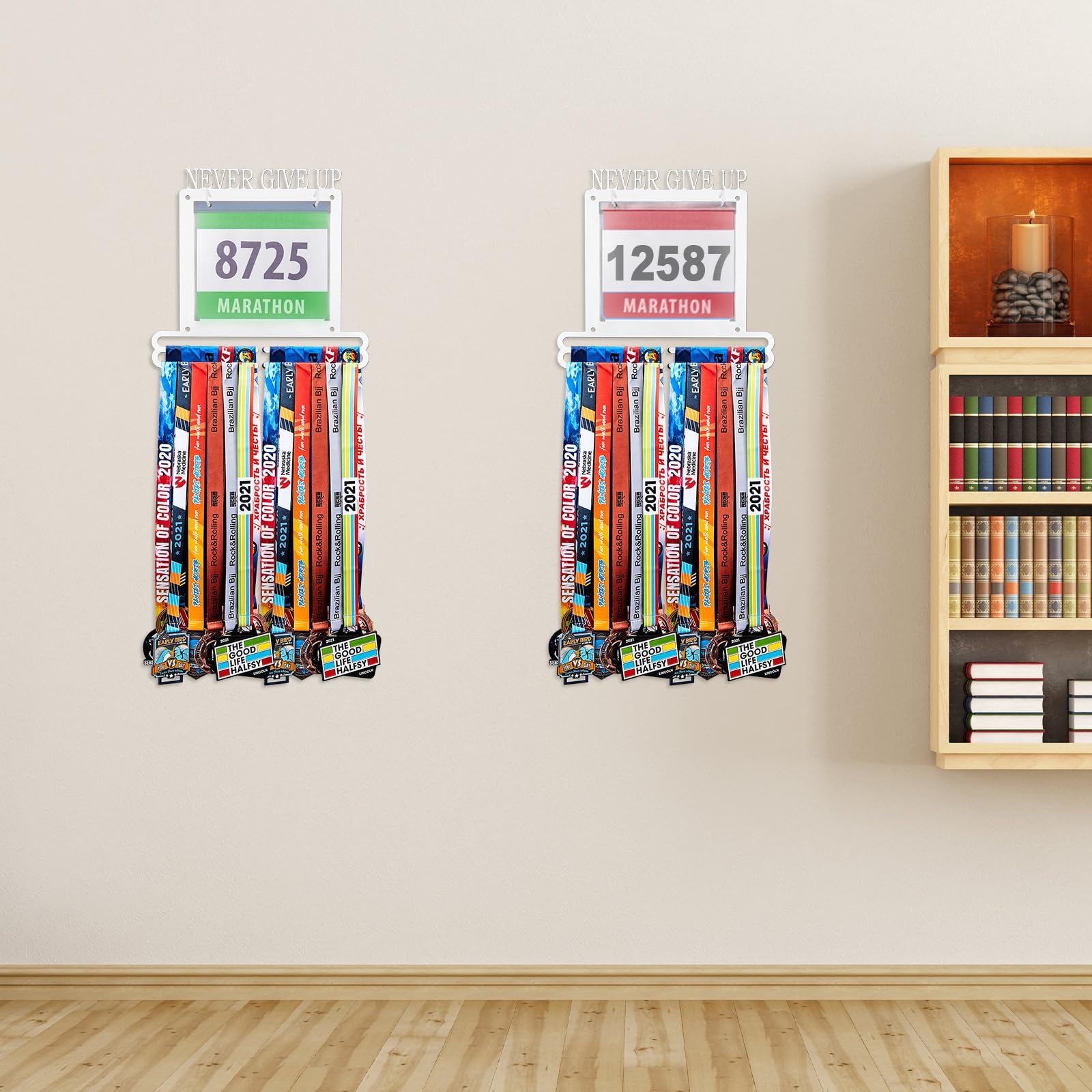 Moxweyeni Soporte para medallas de carreras y babero, soporte para medallas para colgar en la pared, soporte para medallas con soporte para babero, regalos para corredores (blanco)