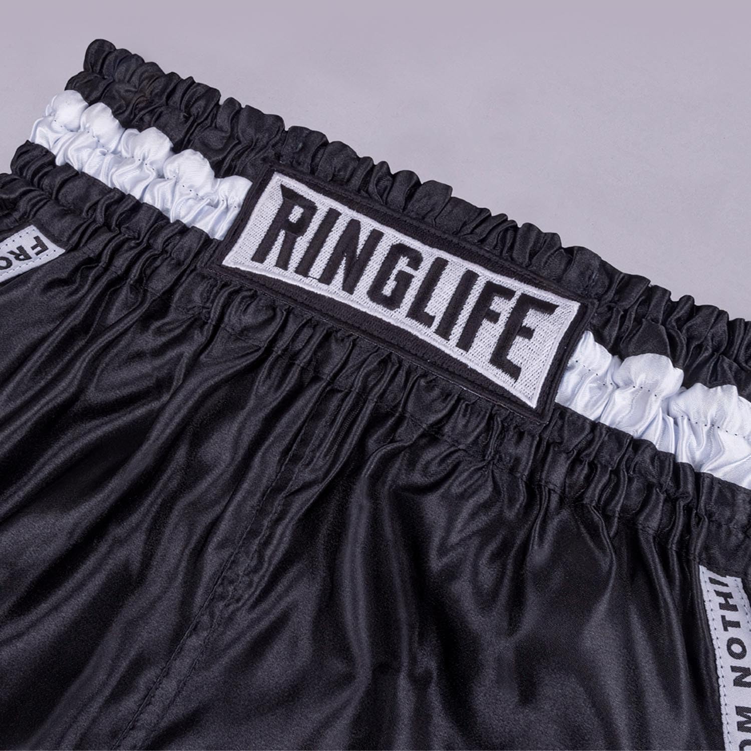 Muay Thai Shorts, Label, Schwarz, Kickboxhose für Training & Wettkampf, Thaibox Shorts Satin, Atmungsaktiv, Langlebig, Kampfsporthose für MMA, K1, Boxen, Thai Boxen