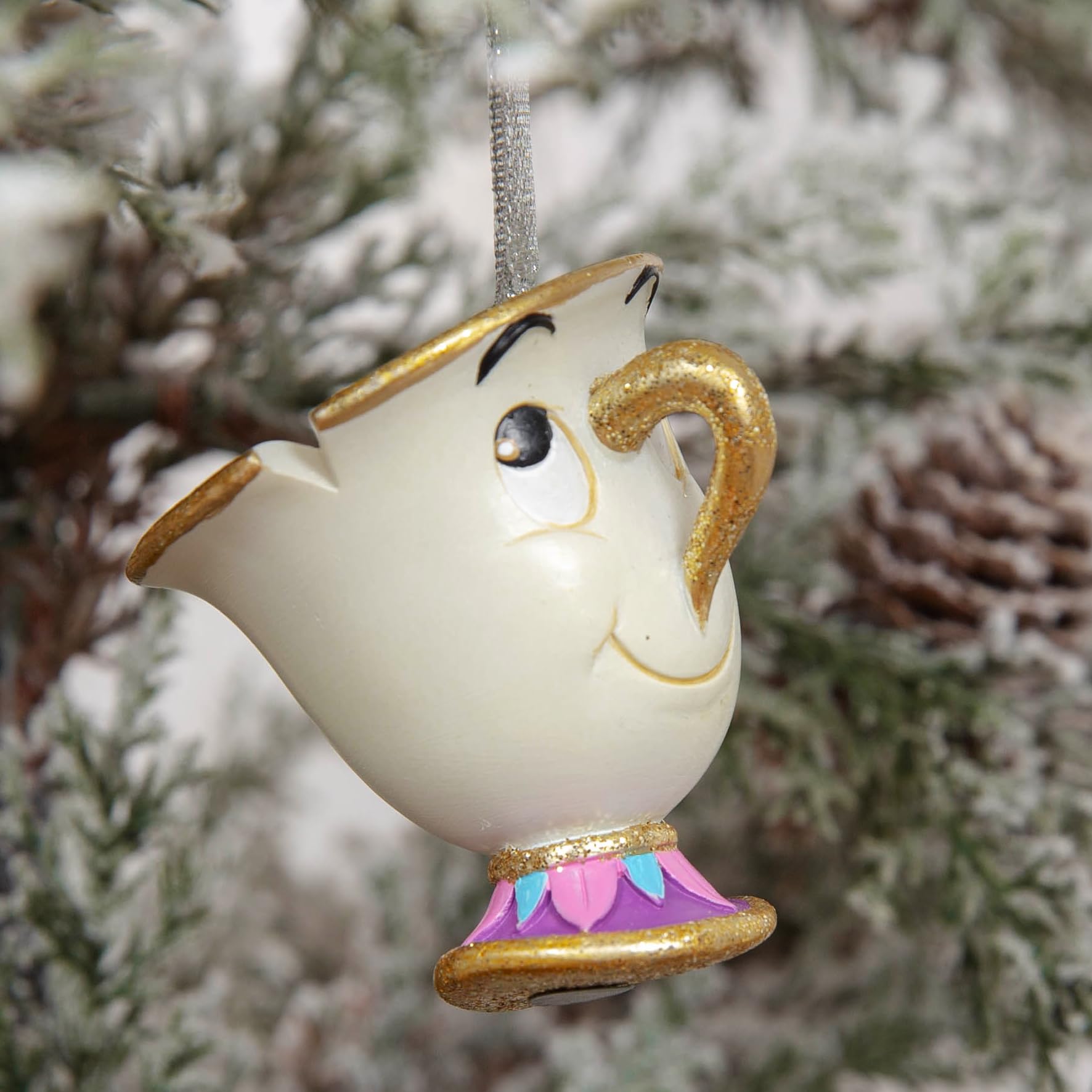 Disney - Set di 4 decorazioni appese in resina de La Bella e la Bestia - Cogsworth, Chip, Lumière e Mrs Potts - Ornamenti glitterati per albero di Natale - Articoli per la casa e regali con licenza.