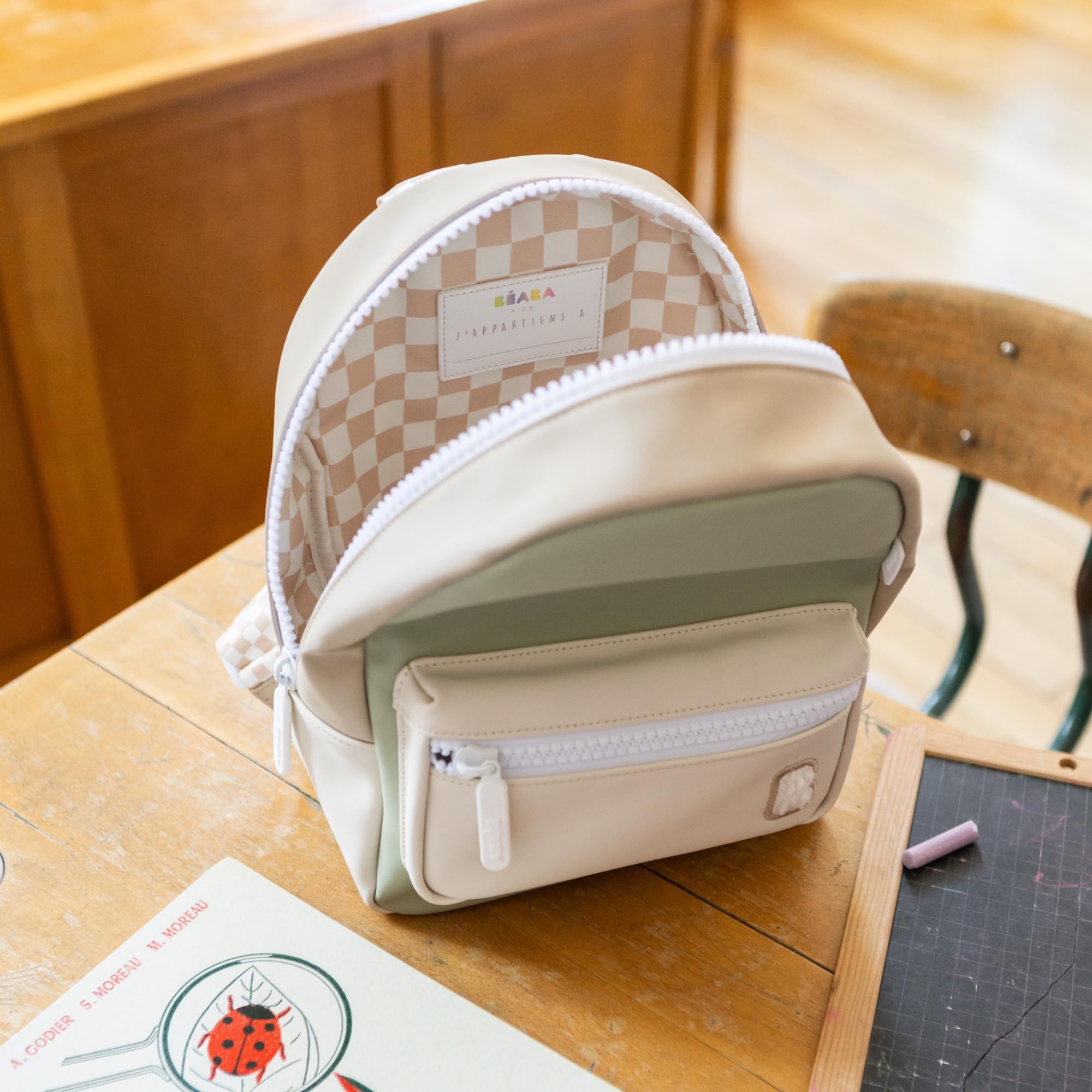 BEABA, Sac à Dos Enfant Maternelle, Cartable, 2 Poches, Etiquette Prénom, Effet Gomme, Large Zip, Anses Ajustables, Dos Rembourré, Waterproof, Moderne, Robuste, Facile à nettoyer, Faro, Vert de gris