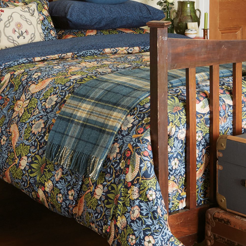 Morris & Co Unisex Indigo 'Strawberry Thief' Throw 265X260cm