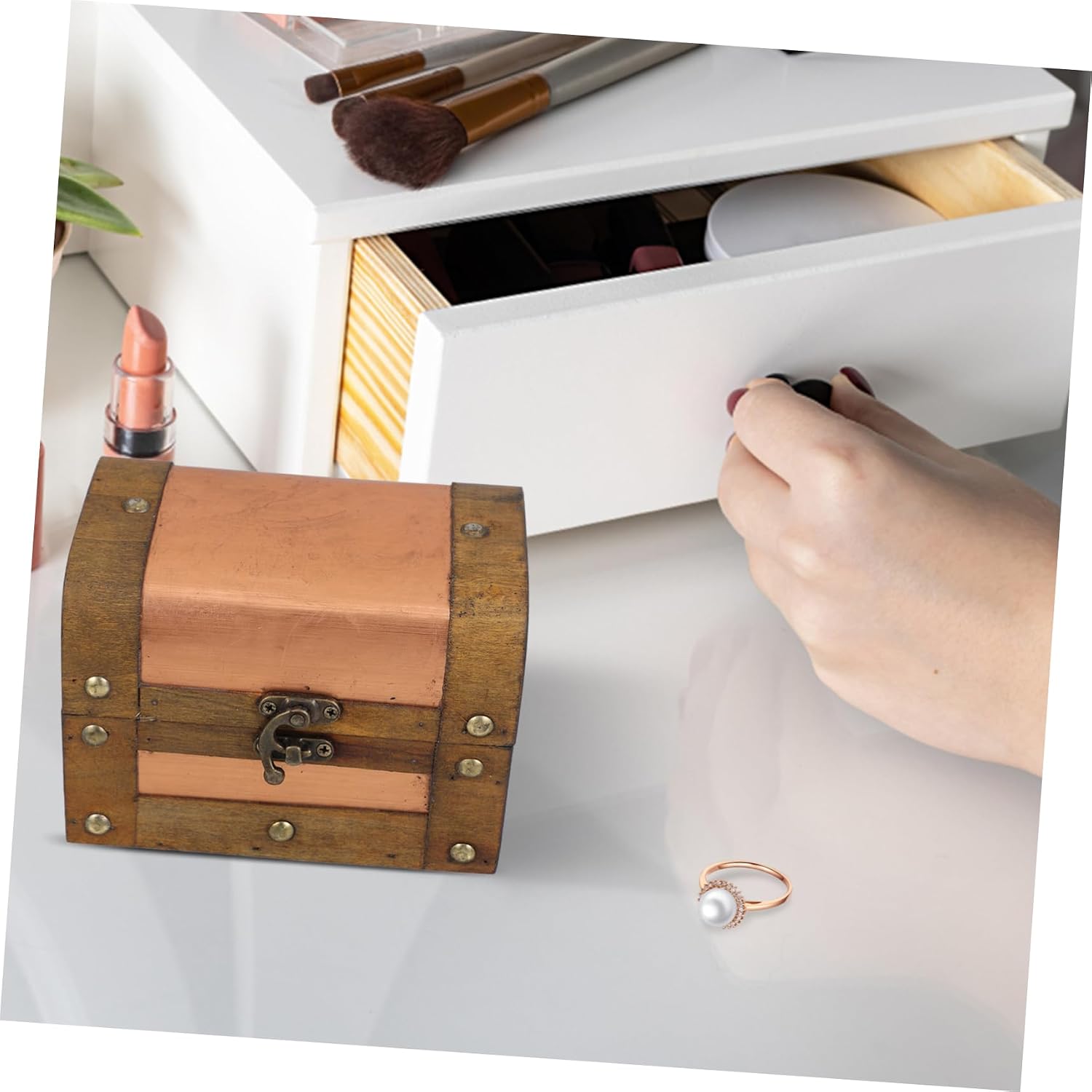 6275a Retro Wooden Treasure Chest with Lock Decorative Storage Box for Jewelry and Small Items Artistic Film Prop and Keepsake Container Elegant Organization