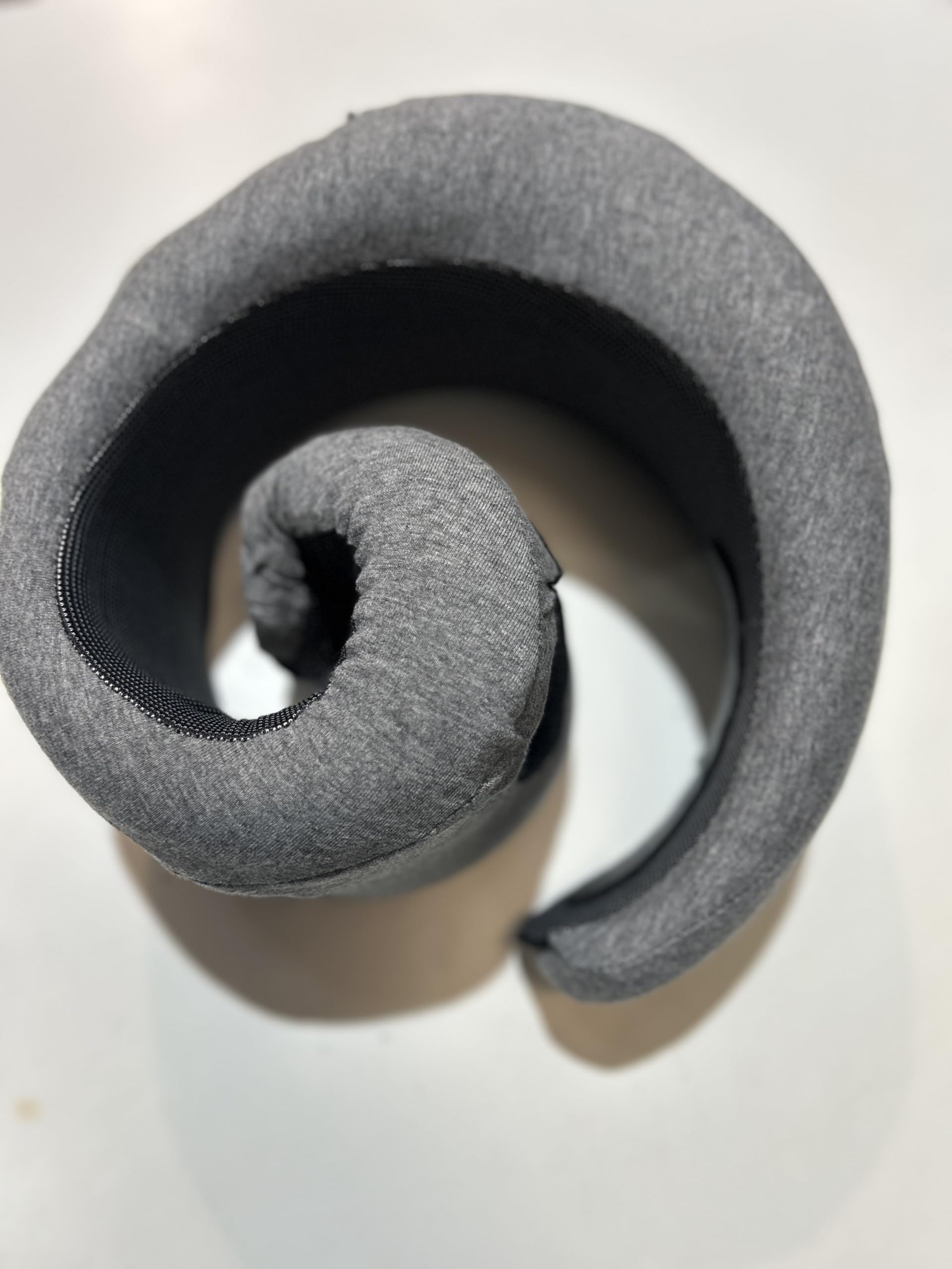 MayMax Almohada de Viaje con Espuma de Memoria - Cojin Cervical ergonomico para Avion, Coche y Tren, Funda Suave Lavable, Soporte Comodo para el Cuello