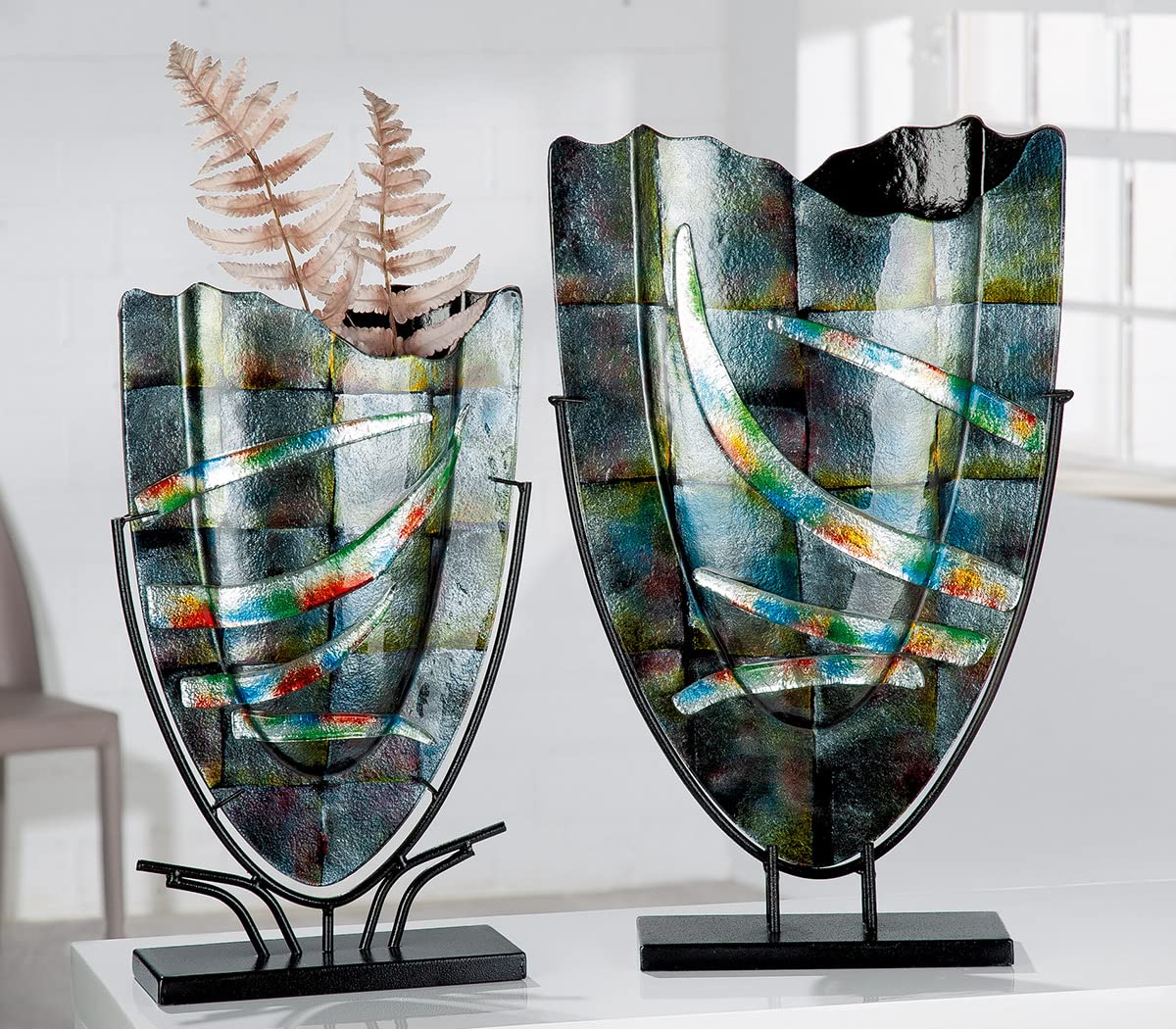 GILDE GLAS art Design Dekovase aus Glas - mit Metallständer - Geschenk für Frauen Geburtstag Valentinstag Muttertag - Farbe: grau - Höhe 58 cm
