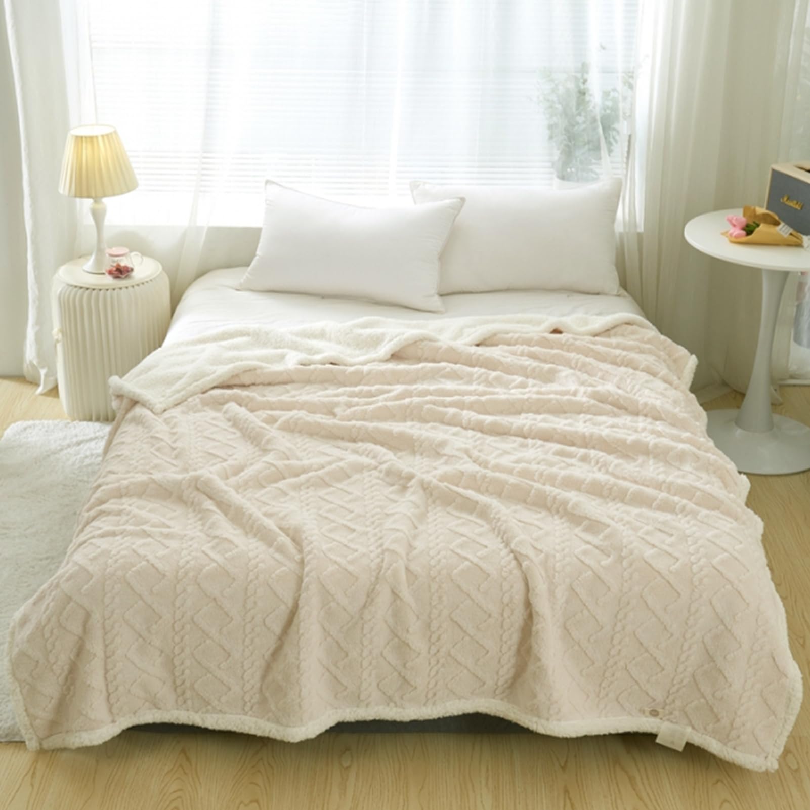 DAYONG King Size Twin Plush Throw Bed Blanket(200 * 230cm), Soft Comfy Reversable Flannel Blanket All Season,Warm and Plush Blanket For Bed Sofa Travel Couch (Off-White)
