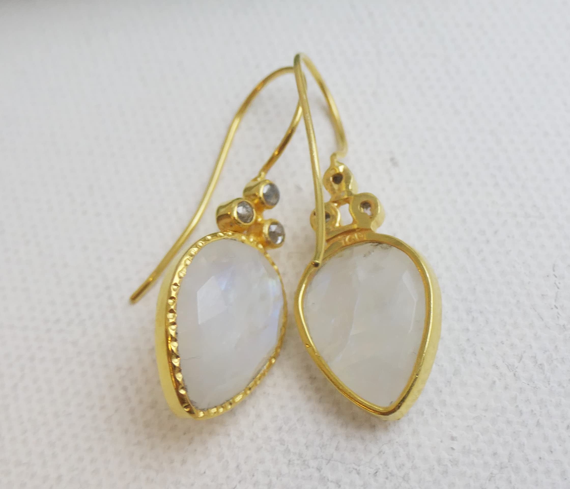 Pendientes de plata de ley con piedra de luna y diamantes chapados en oro