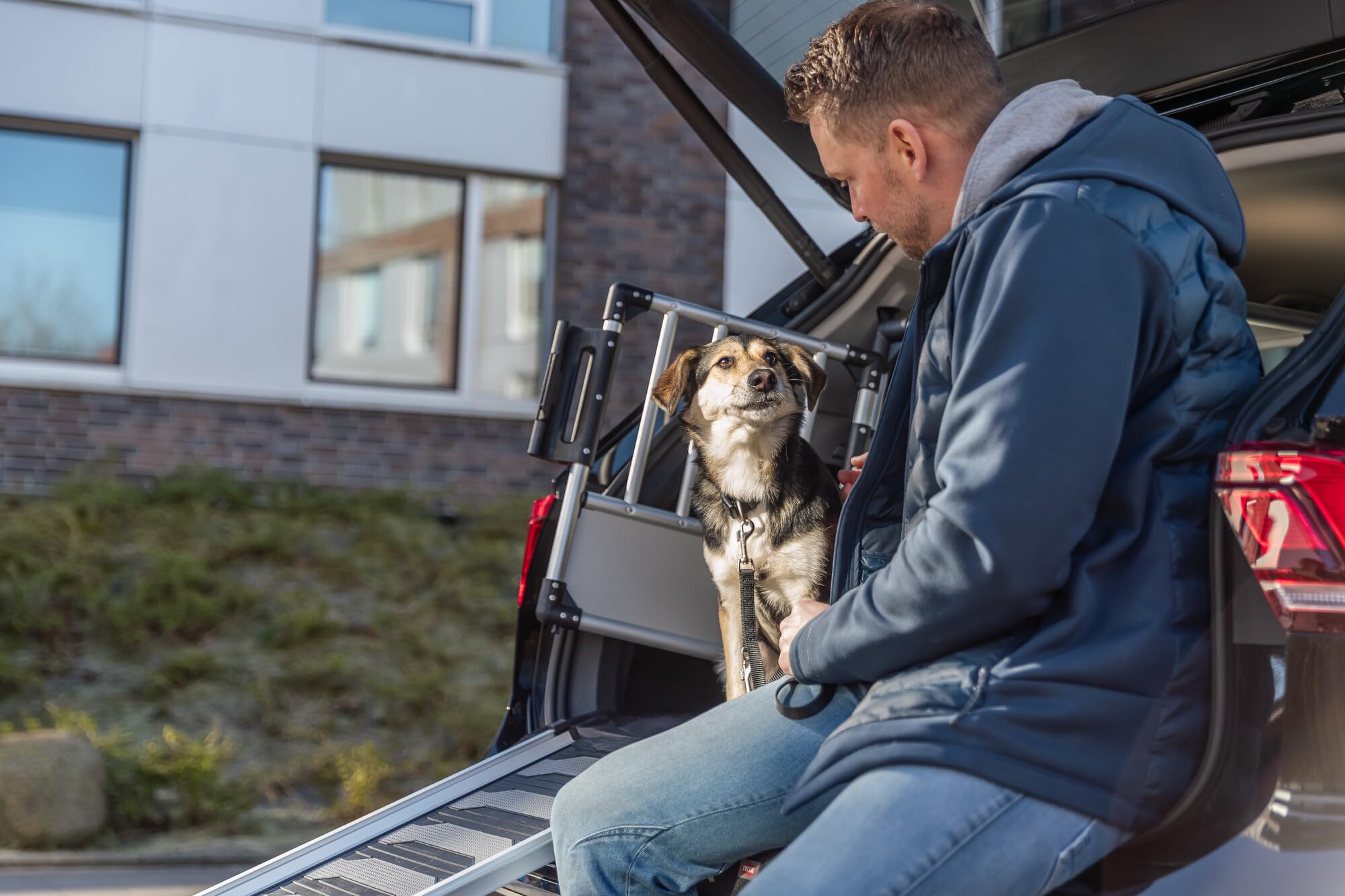 TRIXIE Hunde-Transportbox Aluminium in silber – S: 46 × 56 × 60 cm, stabile und geräuscharme Hundebox mit abgeschrägten Seiten, Sicherheitsverschluss & rutschfester Liegematte