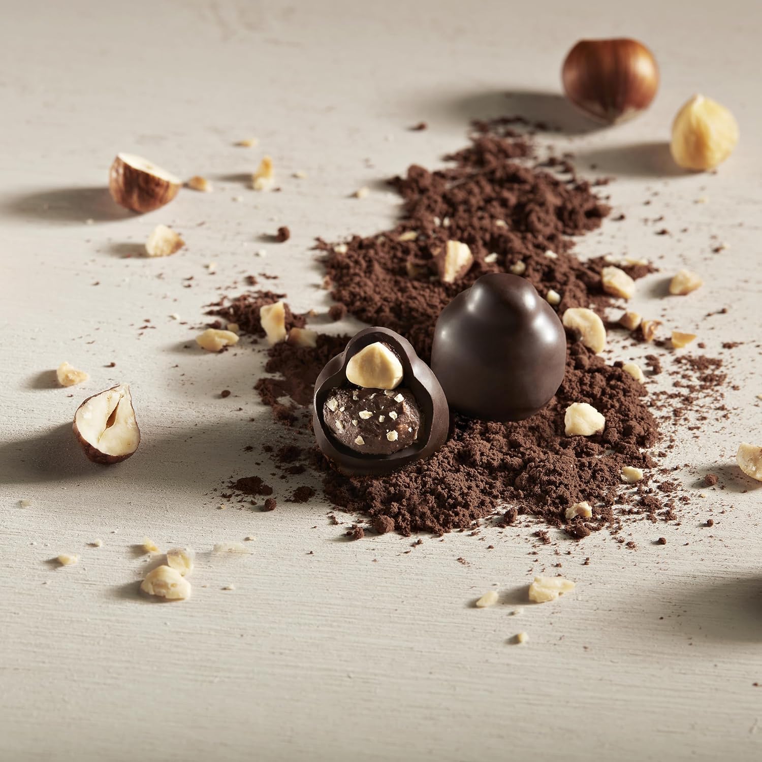 Italian Gourmet Baci Pralinen mit Haselnussfüllung, Zartbitterschokolade mit Gianduia-Füllung, Geschenkdose, 3x150g, 12 Stück+ Italian Gourmet Polpa