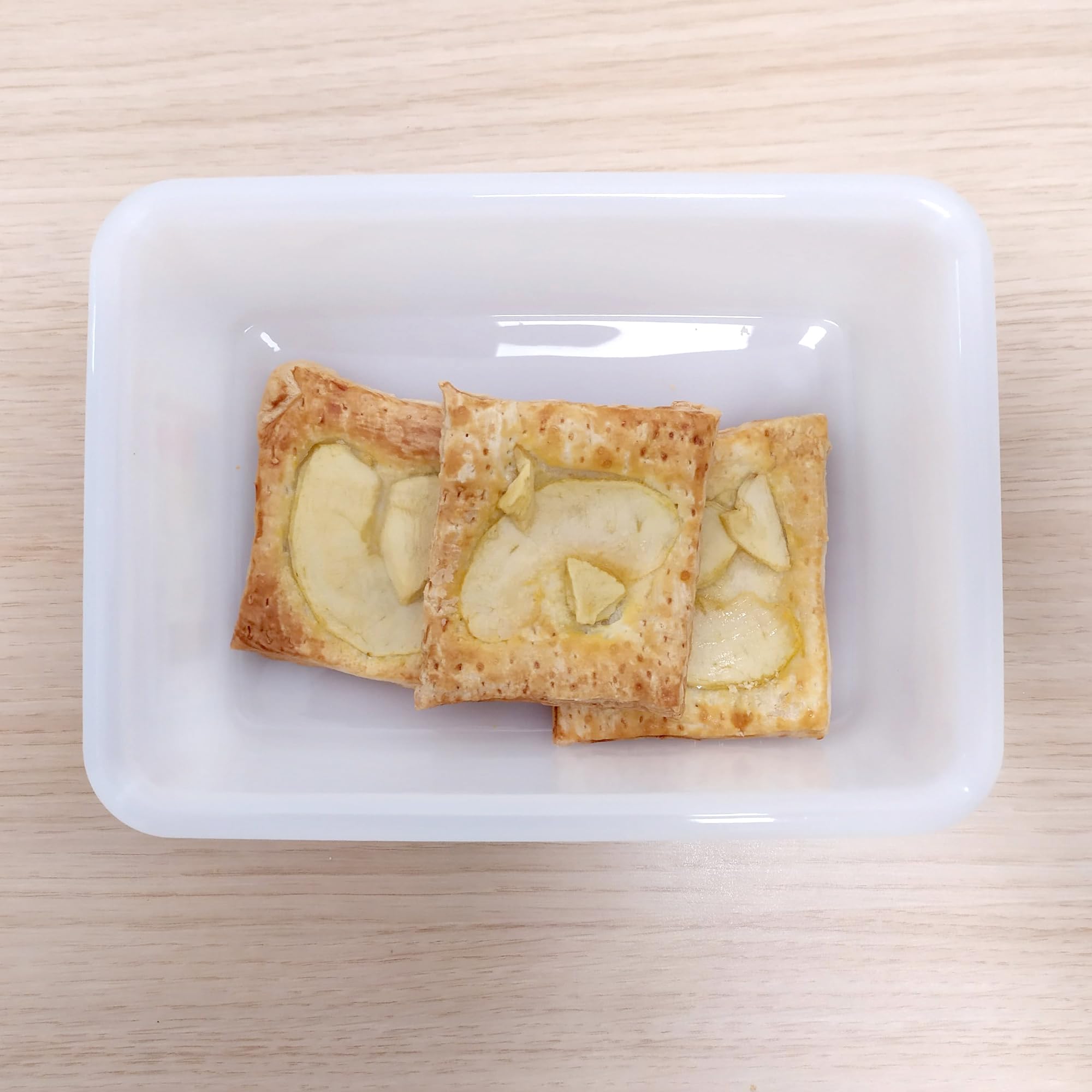 Pack 12 Bandeja Alimentaria Resistente con Tapa 5,6L Sin BPA Ideal Cocinas | 38x28,4x7,5cm. Sin BPA. Ideal para comedores, colegios, mercados, panaderías, pizzerías y conservación de alimentos.
