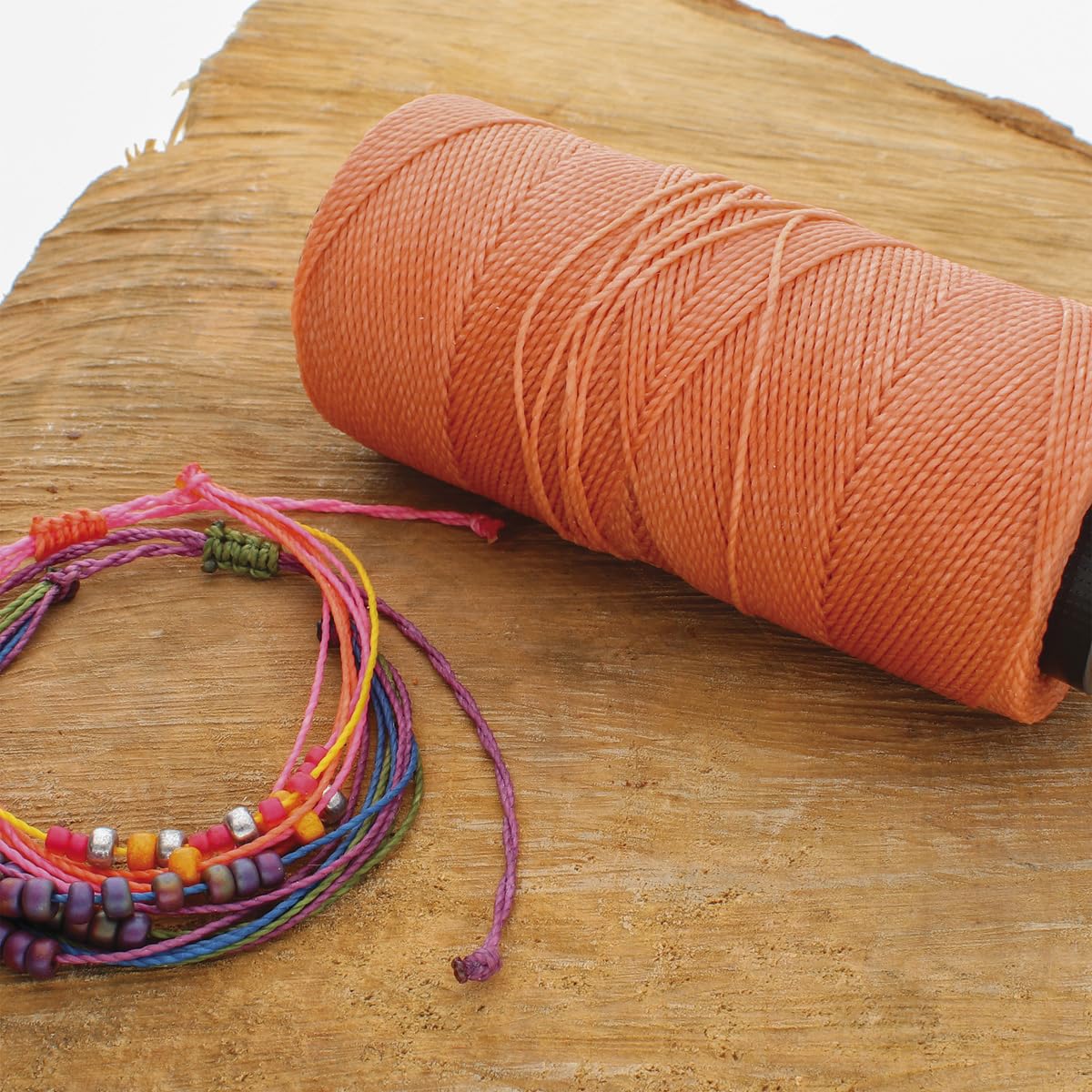 The Beadsmith Knot It Cordon en polyester ciré - Couleur pêche - 0,7 mm de diamètre - Cire claire, 144 m par bobine - Pour fabrication de bijoux, macramé, bracelets d'amitié et loisirs créatifs