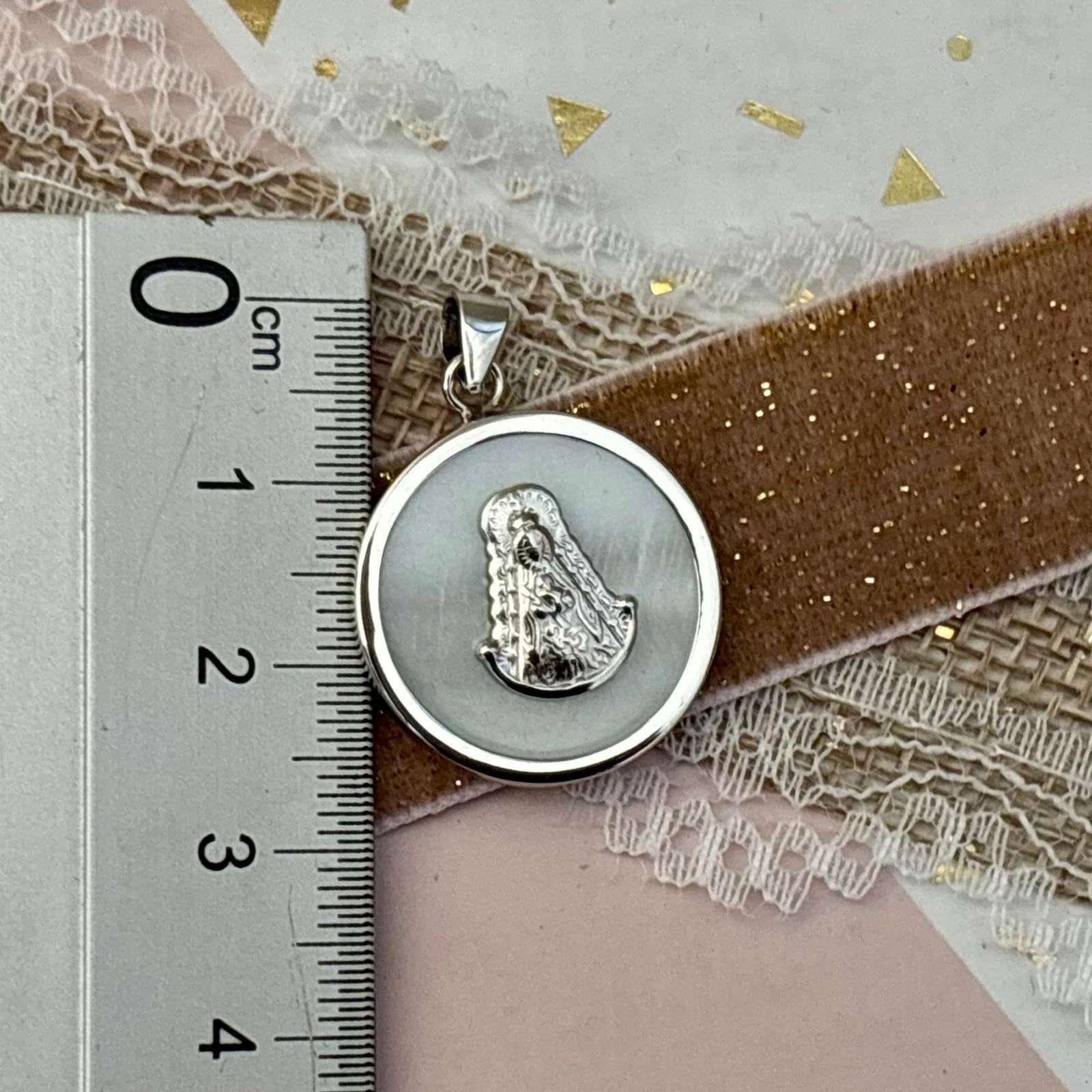 Medalla Virgen del Rocío, Plata de Ley 925 con Nácar Blanco, 20mm, Diseño Redondo, Acabado Rodio, Estilo Religioso, Unisex