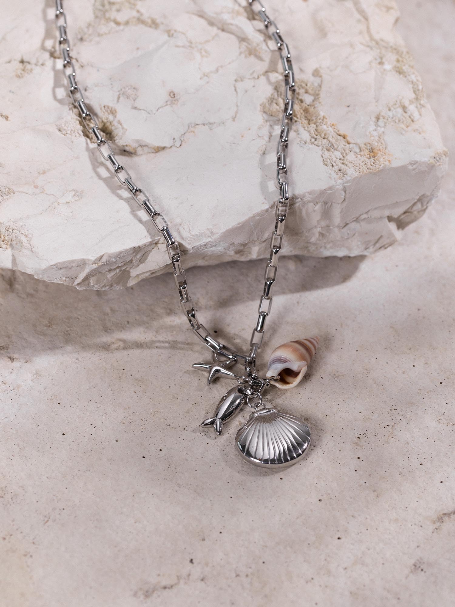 Purelei Ocean Crush Schmuckset für Damen – Halskette & Ohrringe mit maritimen Anhängern (Muschel, Seestern, Fisch) aus Edelstahl – Statement Schmuck Set für Sommer, Urlaub & besondere Anlässe