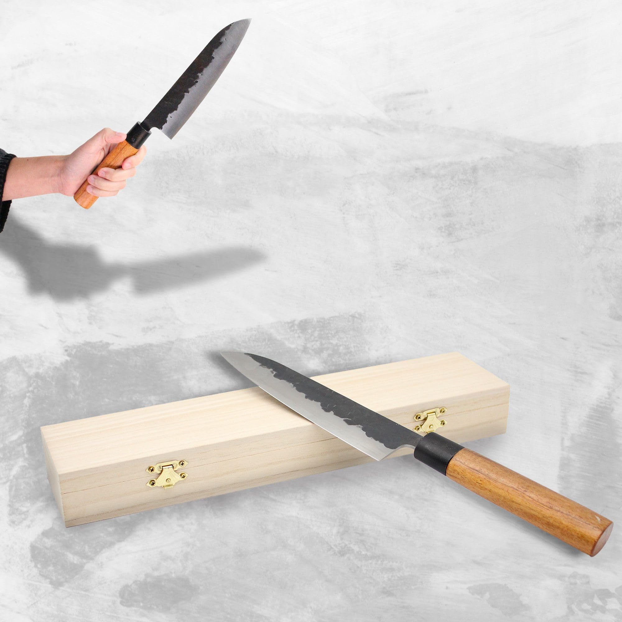 Fishtec Coltello da Cucina per Chef 18 cm - Coltello Giapponese lama acciaio martellato 2,5 mm Resistenza 58 HRC - Coltello Professionale multiuso - Manico di palissandro - Cofanetto regalo in legno