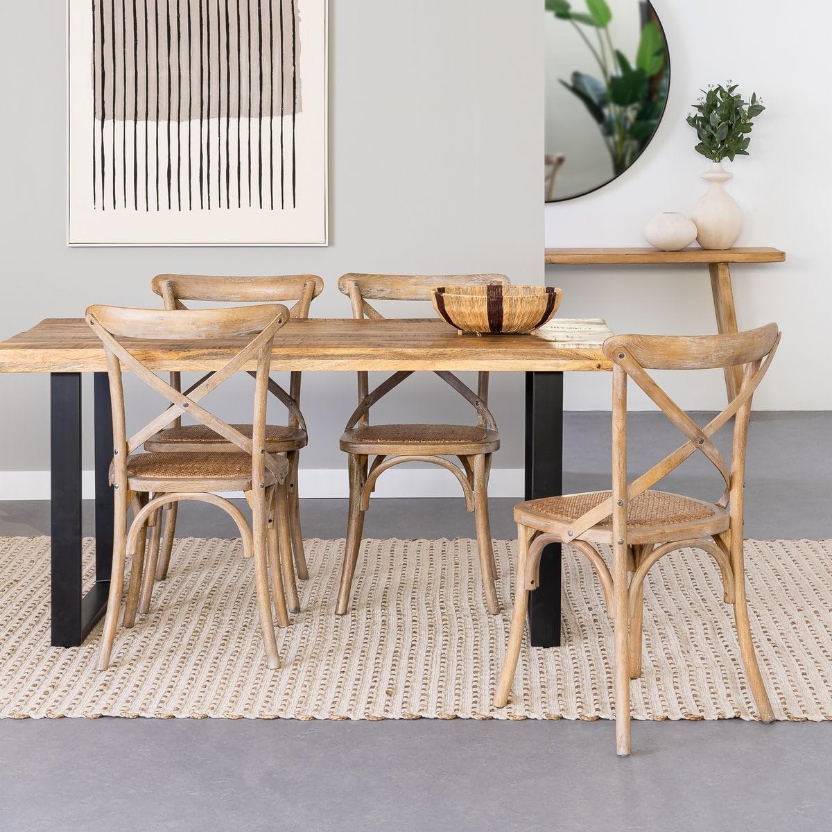 4 sillas de comedor Aspas de madera de olmo marrón y asiento de ratán | Respaldo cruzado. Diseño icónico retro. Asiento de ratán trenzado en tono natural. Patas con topes antiarañazos. No apilable.