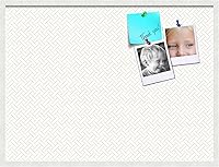 Vista 2 de PinPix Tablón de anuncios de corcho de 40 x 30 pulgadas. Este tablero decorativo enmarcado viene con diseño de celosía blanco beige y un marco