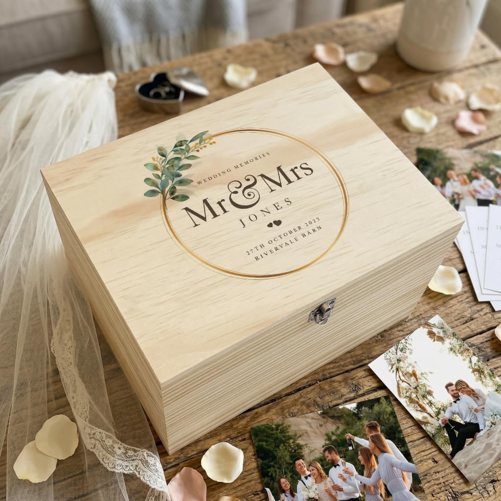 Caja de recuerdos de boda de madera personalizada, regalo de boda personalizado, mensaje, apellido, fecha y lugar, regalo perfecto para el día de la boda, diseño de corona dorada y hojas, 26 x 19 x