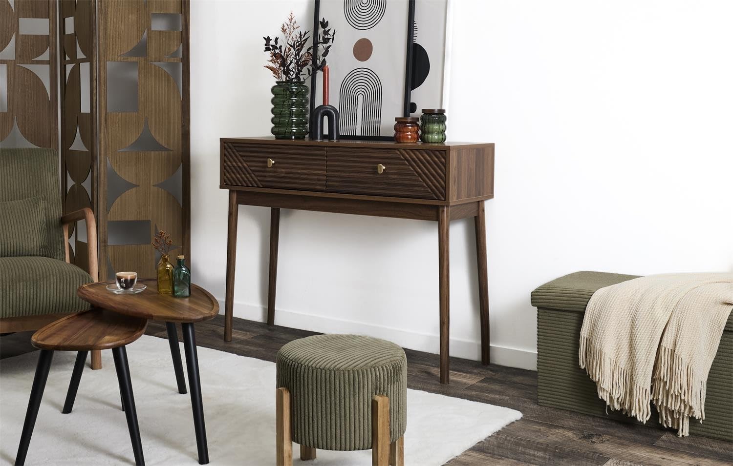 Consola con frentes geométricos color nogal oscuro con 2 cajones asas diseño delgado pasillo sala de estar dormitorio retro moderno