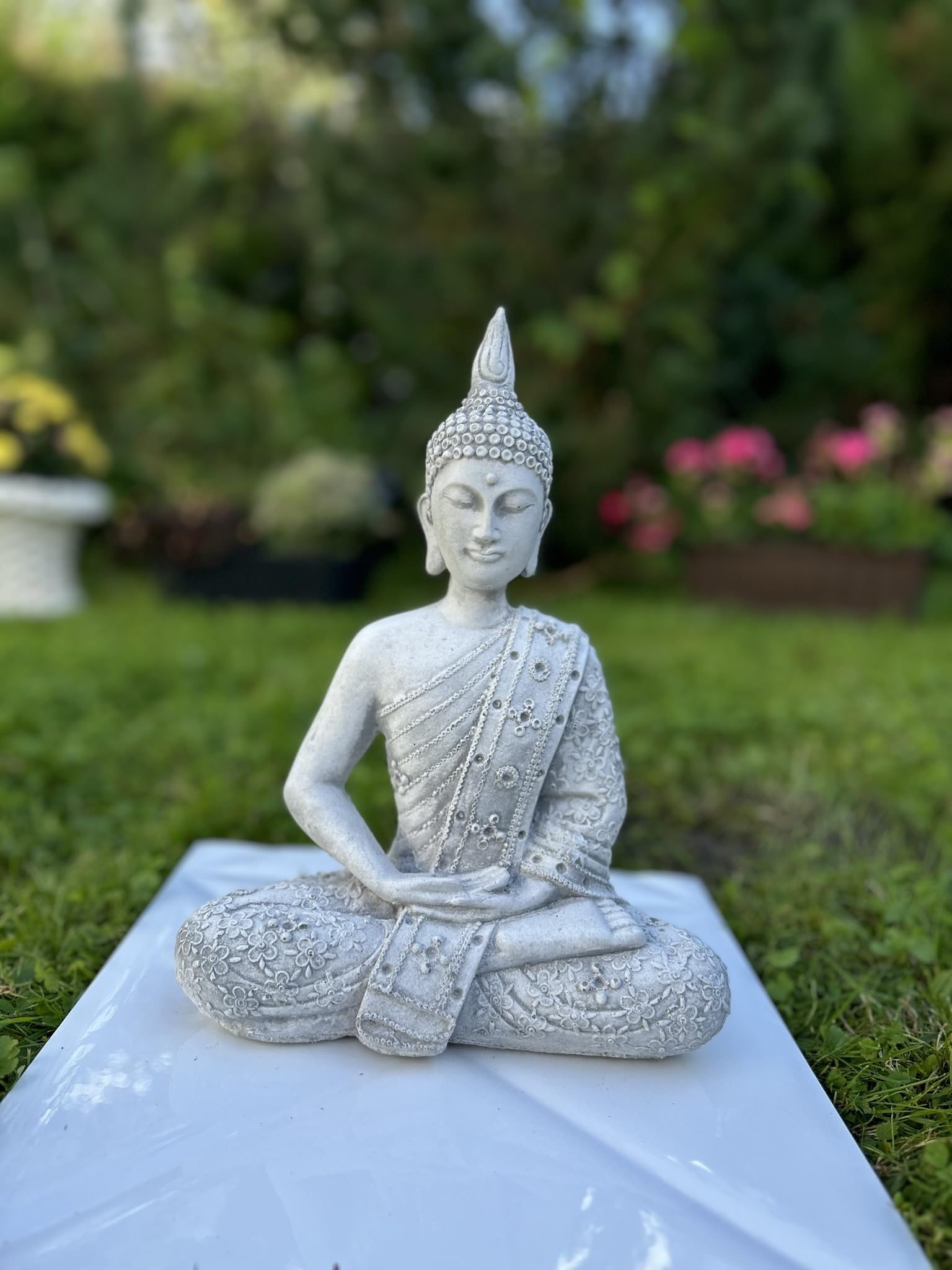 FABRIQ Budda Figur, Thai Buddha Statue Steinguss, drinnen und draußen, grau, wetterfest, massiv L:15 cm W:25 cm H: 30cm Gewicht: 3kg