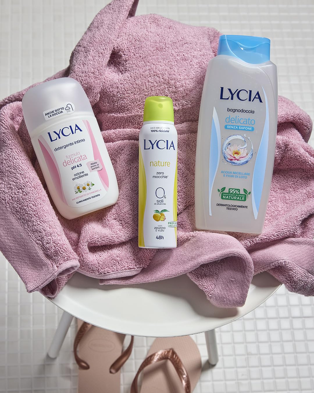 Lycia, Bagnoschiuma Delicato con Acqua Micellare e Fiore di Loto, Riduce la Sensazione di Secchezza, Deterge e Purifica Delicatamente, Adatto a Pelli Sensibili e ai Bambini, 750 ml