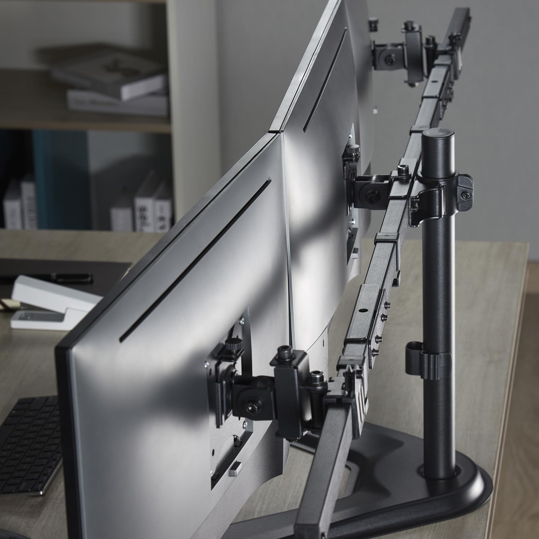 KIMEX - Support pour moniteurs PC - 3 écrans - Sens horizontal - 17-32 pouces - à poser -Inclinable, rotatif orientable - 015-1153