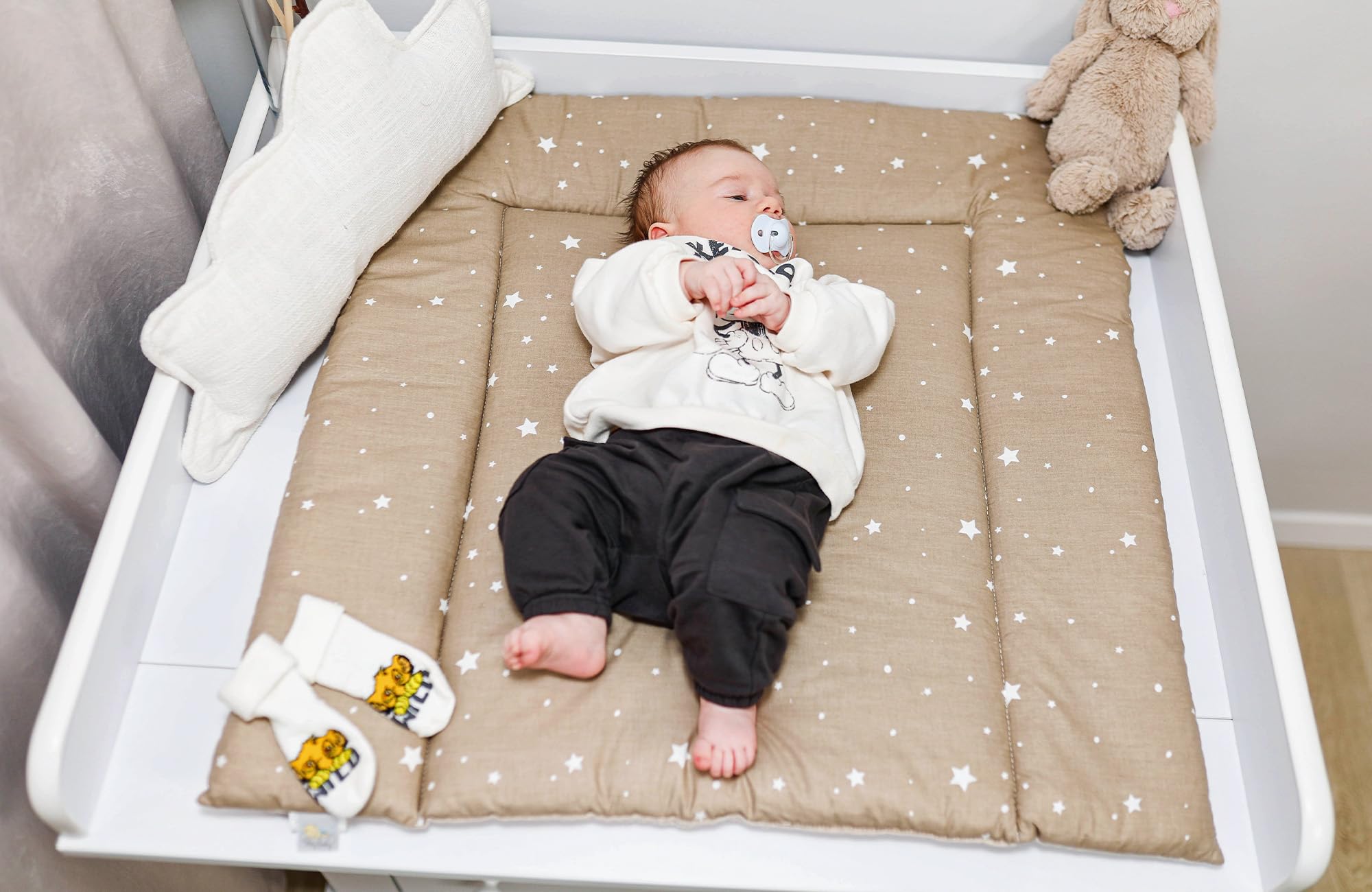 Wickelauflage Wickelunterlage aus Baumwolle 75x72 cm - Weich und waschbar Wickelunterlage für Babys Wickelmatte aus Stoff für Wickeltisch Wickelkommode Waschmaschine Oeko-Tex Beige mit Weiß Sternen