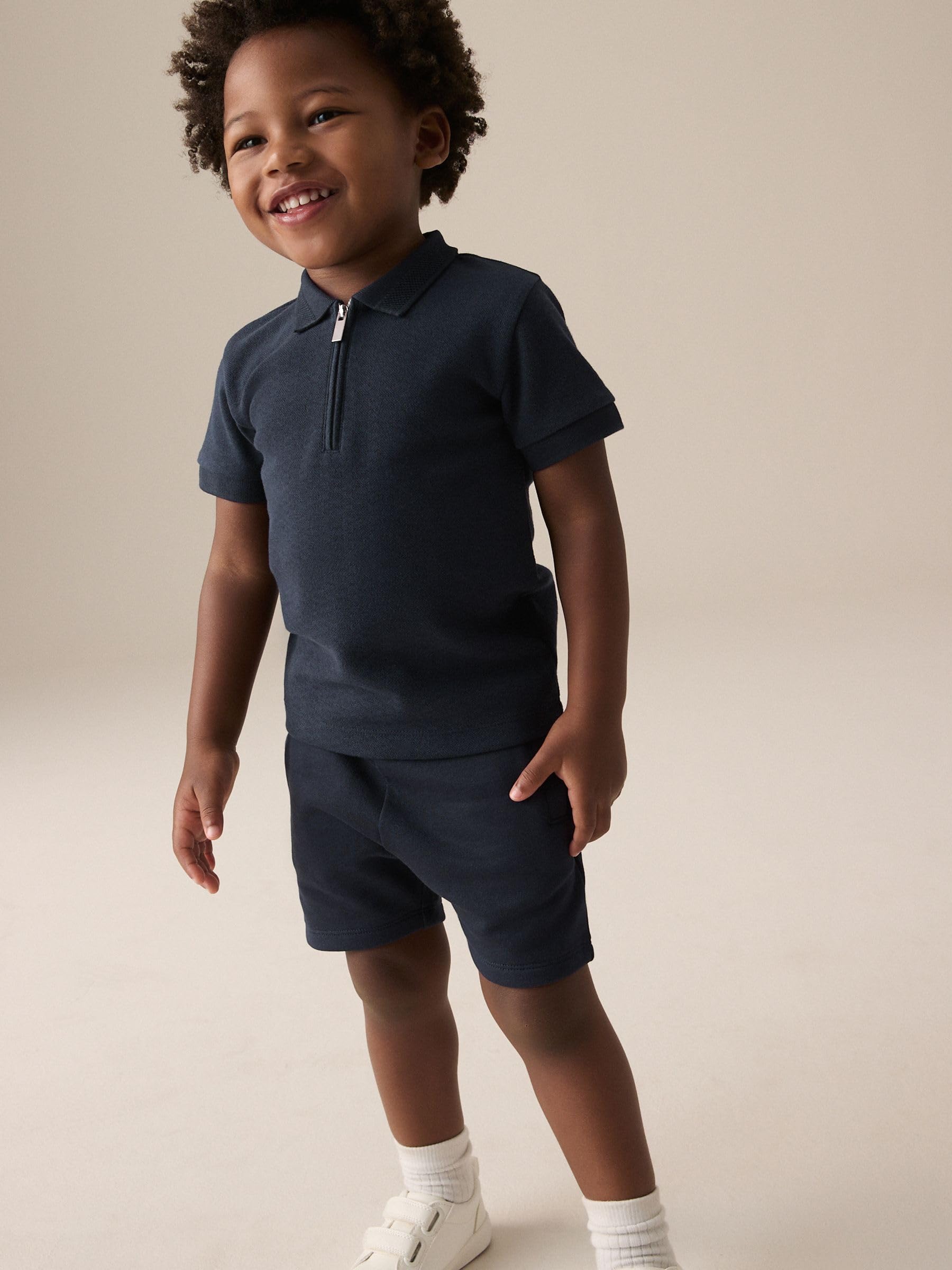 NEXT Jungen Standard Kurzarm-Polohemd mit Reißverschluss und Shorts 62-122