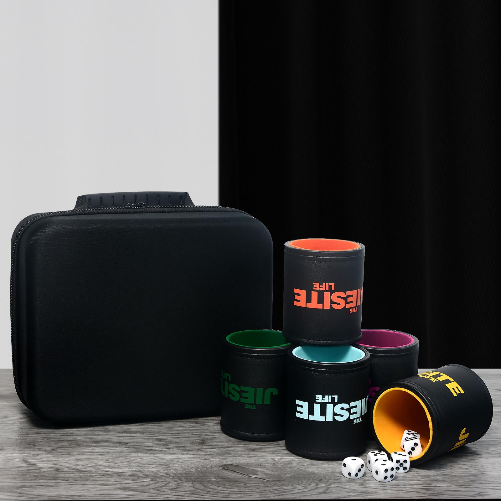 Leder Würfelbecher Set Gefüttert Leise Würfelstreuer Becher mit 5 Würfelbecher und 30 Acryl Würfeln Exklusive Aufbewahrungs- und Transportkoffer für Reisen Yahtzee Spiel Farkle Classic Dice Liars Dice