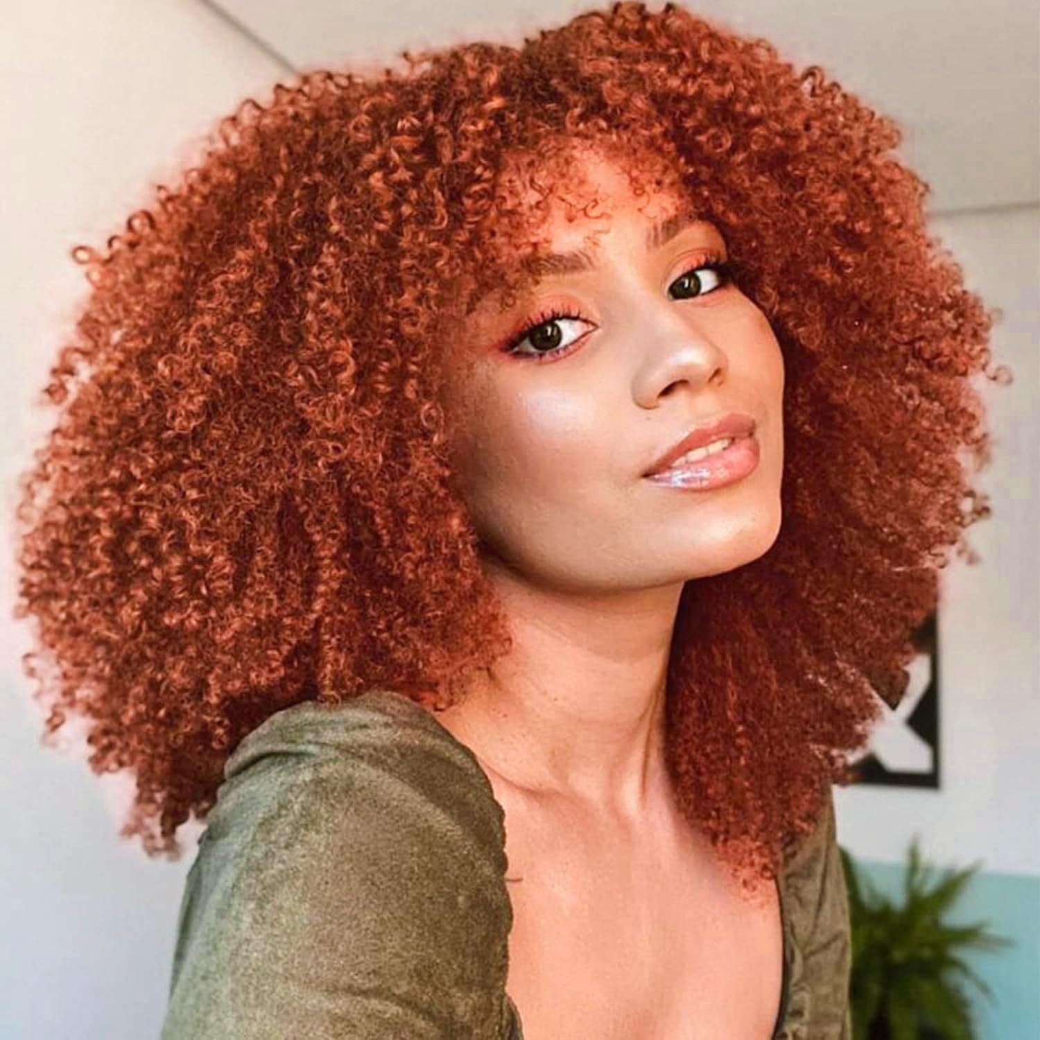 70er Afro-Perücke Lockig, Braun – Ca. 20 Cm, Aus Kunstfaser, Inkl. Ohrringe & Make-up-Schwamm | Für Damen