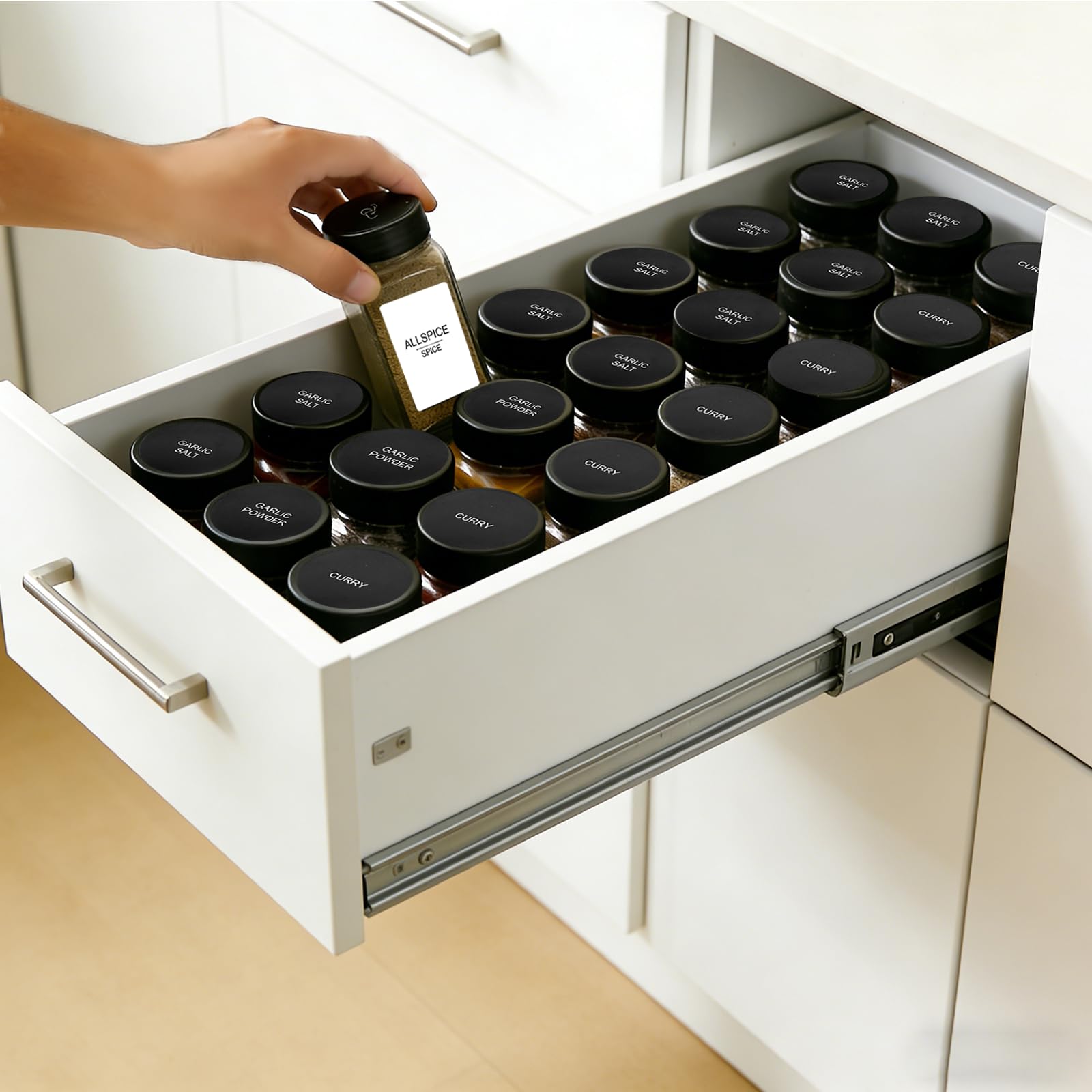 Set di 24 Barattoli per Spezie in Vetro Quadrati da 120ml, con Etichette, Coperchio Dispensatore, Imbuto – Portaspezie Organizzatore da Cucina, Barattoli Ermetici, Nero