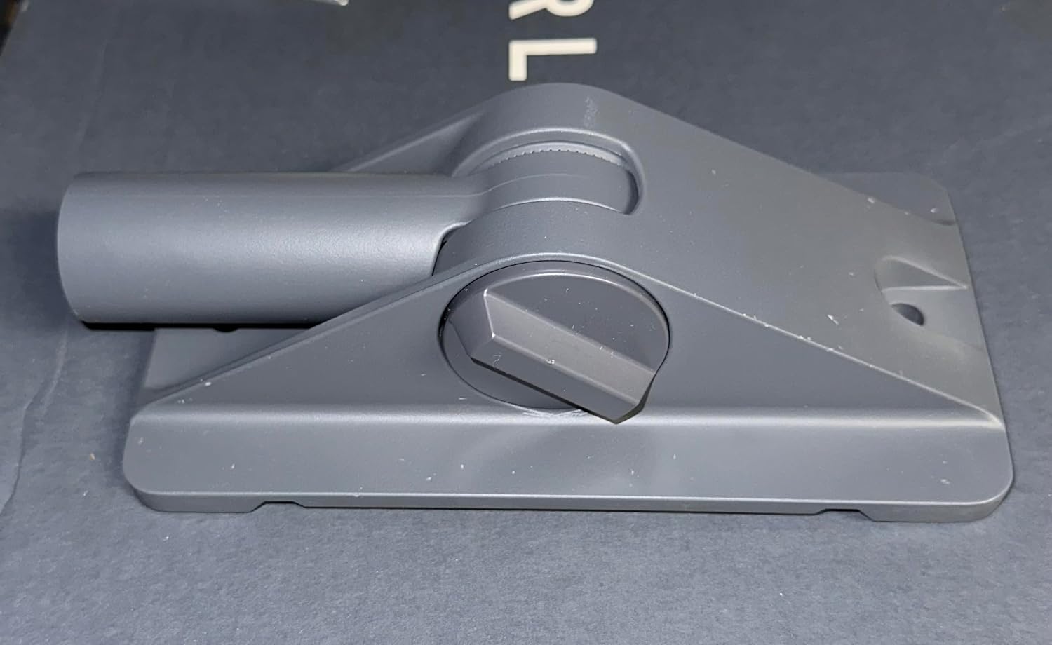 Ірі план view of the Starlink Pivot Mount's adjustment mechanism, showing the knob for tilting the dish.