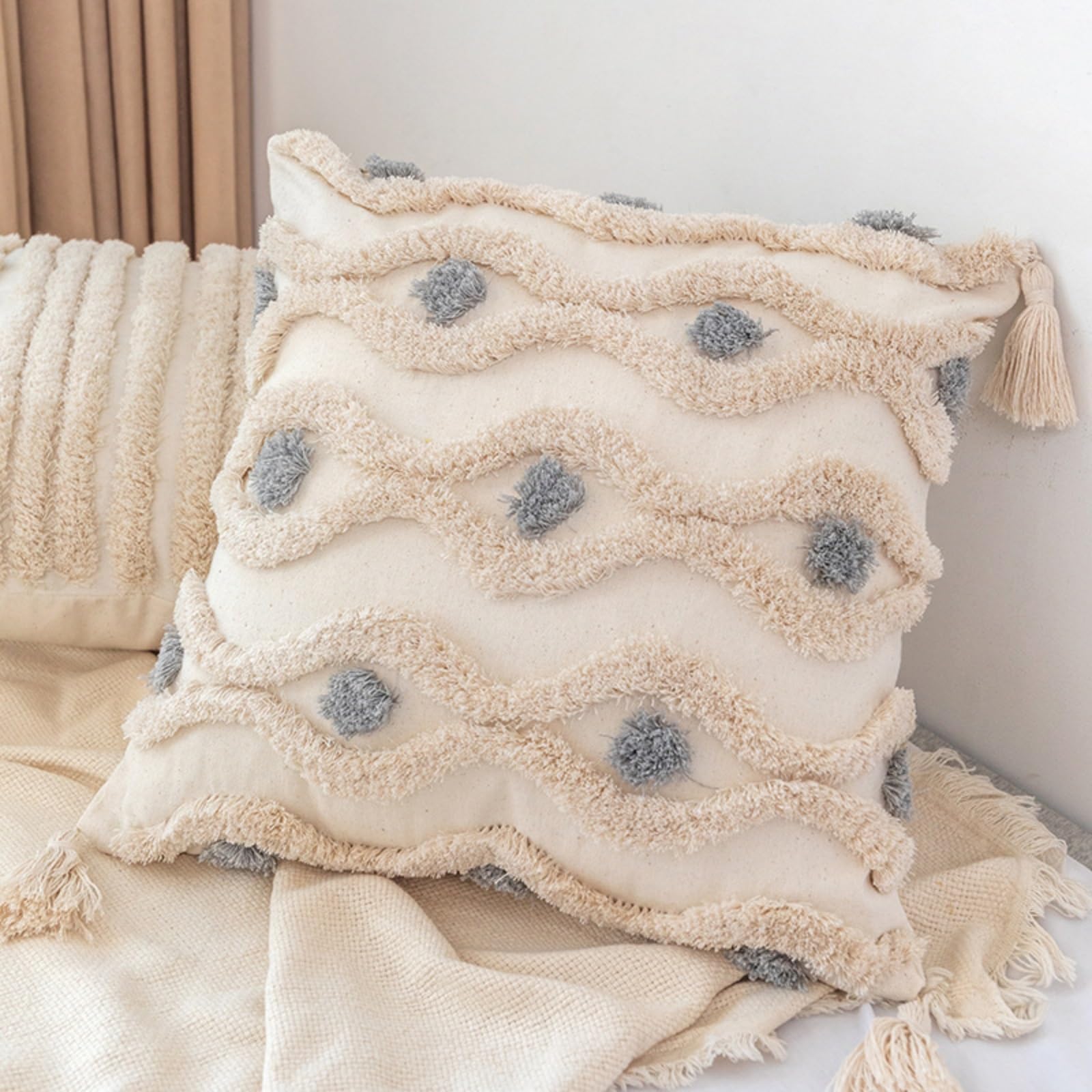 Housse de coussin bleu et beige 45x45 cm bohème avec pompons