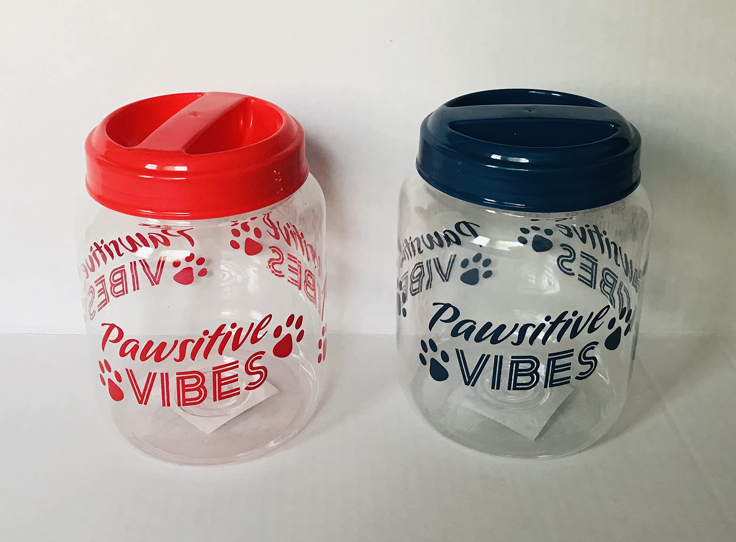 COT Recipientes herméticos de plástico sin BPA para perros y gatos, recipientes de almacenamiento de alimentos, tarros de color azul marino y rojo con huellas de patas (juego de 2)