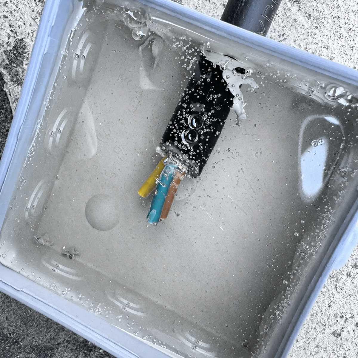 Mastic électrique en résine époxy IP68 & IP69 jusqu'à 1000 V 3 kg incolore (transparent) étanche pour boîtes de jonction, circuits, manchons de câble, etc.