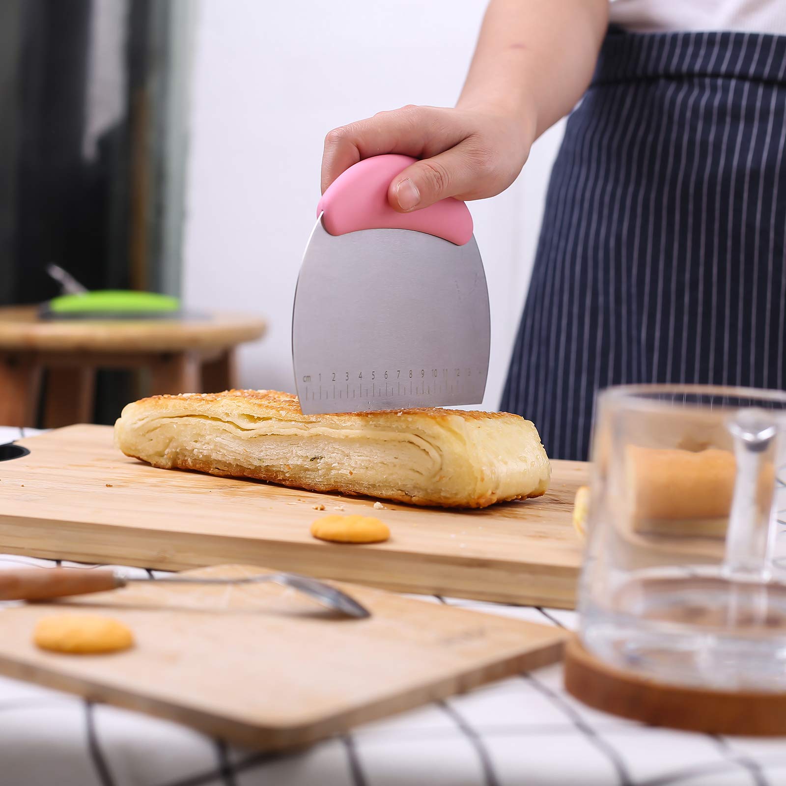 1 Stück Teigschaber Zerkleinerer/Edelstahl Teigschaber Cutter mit ergonomischem Gummi Anti-Rutsch-Griff/Teigschaber Cutter/Pro Gebäck Pizza Cutter Zerkleinerer (Rosa)