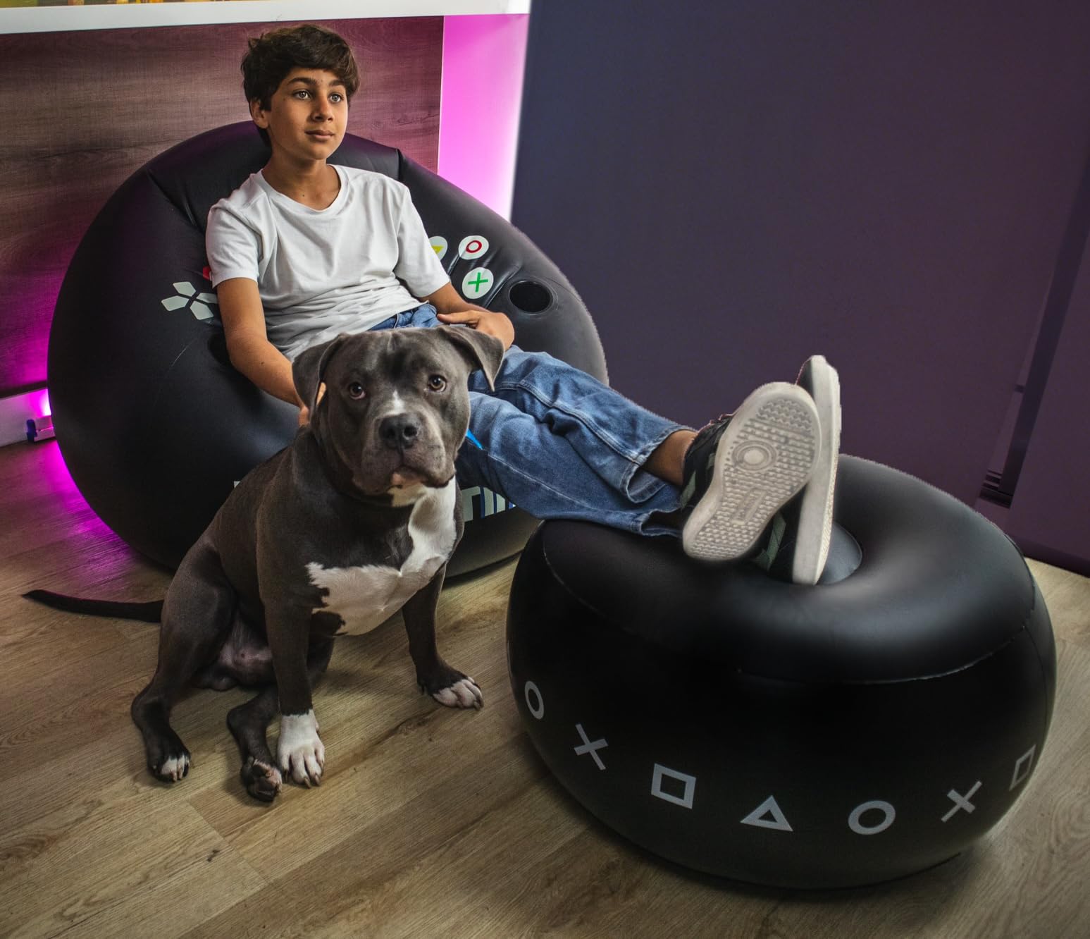 Silla inflable para juegos para niños y adolescentes con portavasos y bolsillo lateral. Este puf de aire es el mueble perfecto para la decoración de la habitación de jugadores (hora de 8