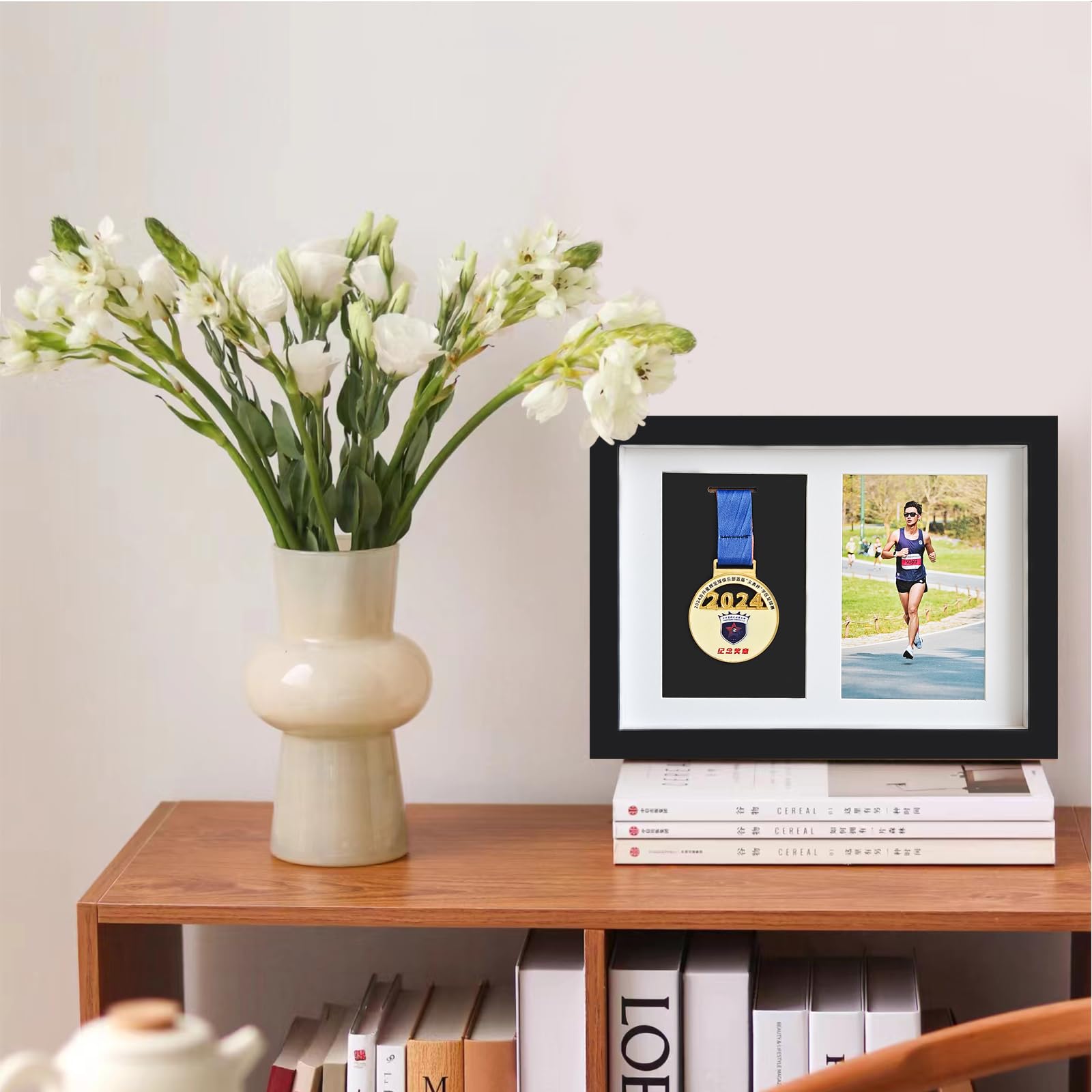 Cadre pour afficher des médailles ， Médaille pour le sport Boîte 3D Cadre photo ， Encadrement pour photo Cadre noir et couleur noyer profond pour cadre profond 3D Pour afficher les médailles