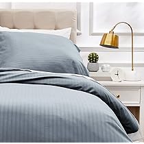 Amazon Basics Set copripiumino Singolo in microfibra, 2 pezzi, copripiumino da 135 x 200 cm e 1 federa da 80 x 80 cm, Grigio Scuro, a righe