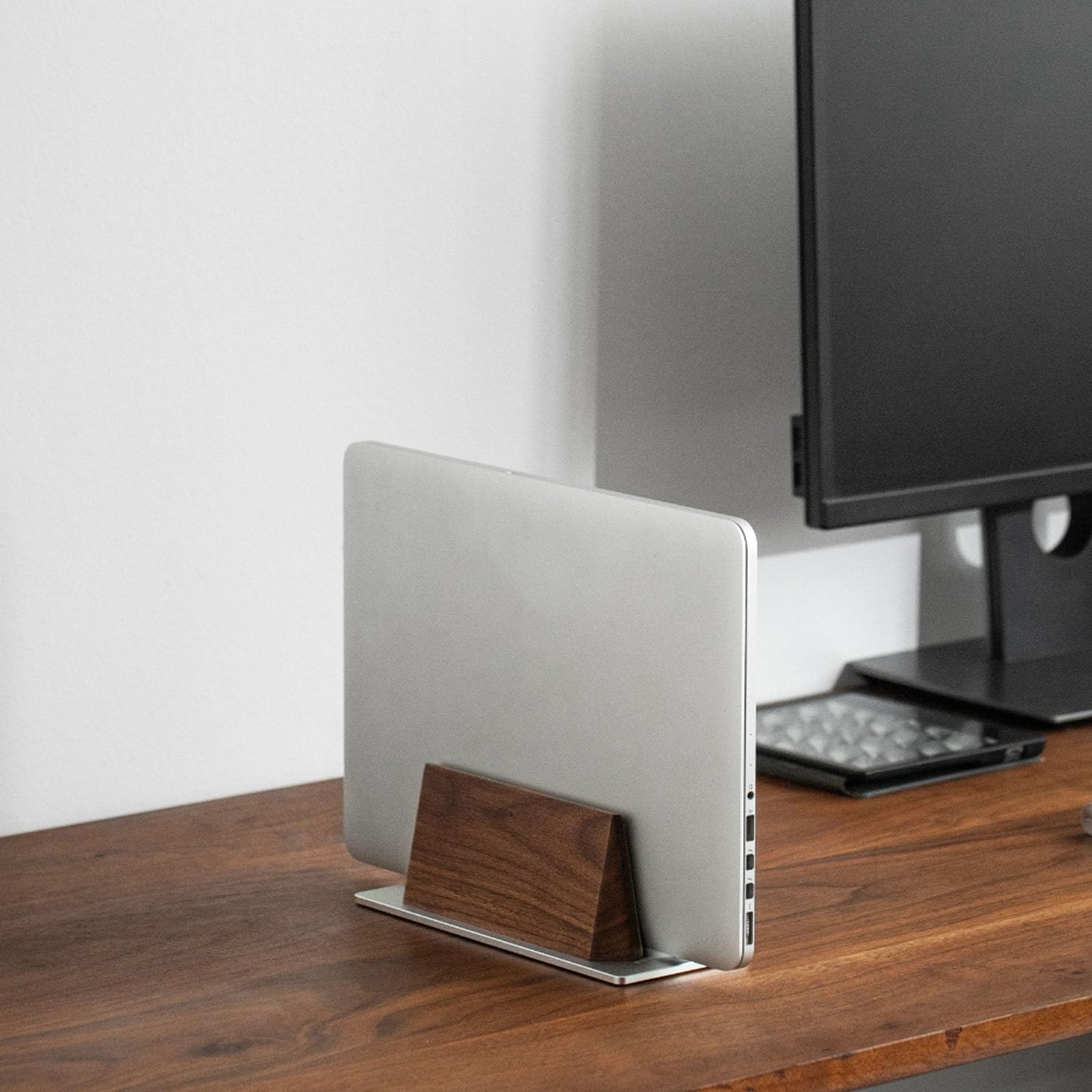 Supporto professionale da scrivania per programmatori e progettisti, offre stabilità di raffreddamento e supporto in legno regolabile