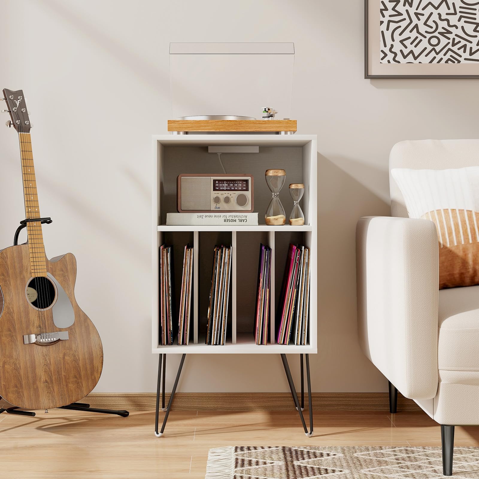 KOMFOTTEU Mesa Auxiliar con Estación de Carga, Soporte para Discos con 2 Enchufes, 1 Puerto USB y 1 Tipo C, Mesita de Noche de Madera con Compartimentos Abiertos, 48 x 40 x 88 cm (Blanco)