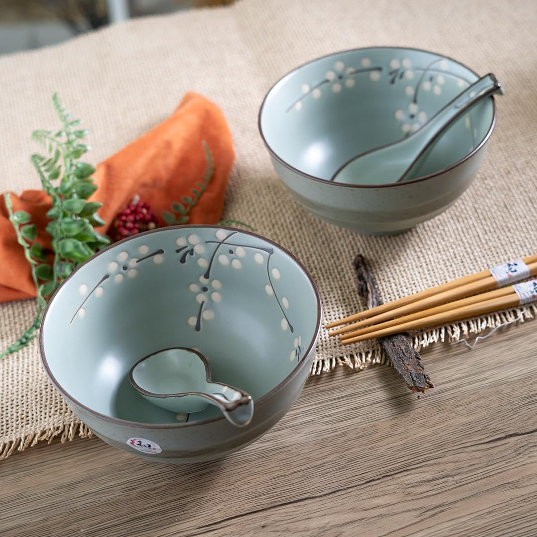 Hinomaru Collection Juego de 6 cuencos de porcelana de calidad con diseño de cerezo Sakura de 591 ml para fideos de arroz Tayo multiusos con cuchara a juego y palillos de bambú (Soshun Sakura)