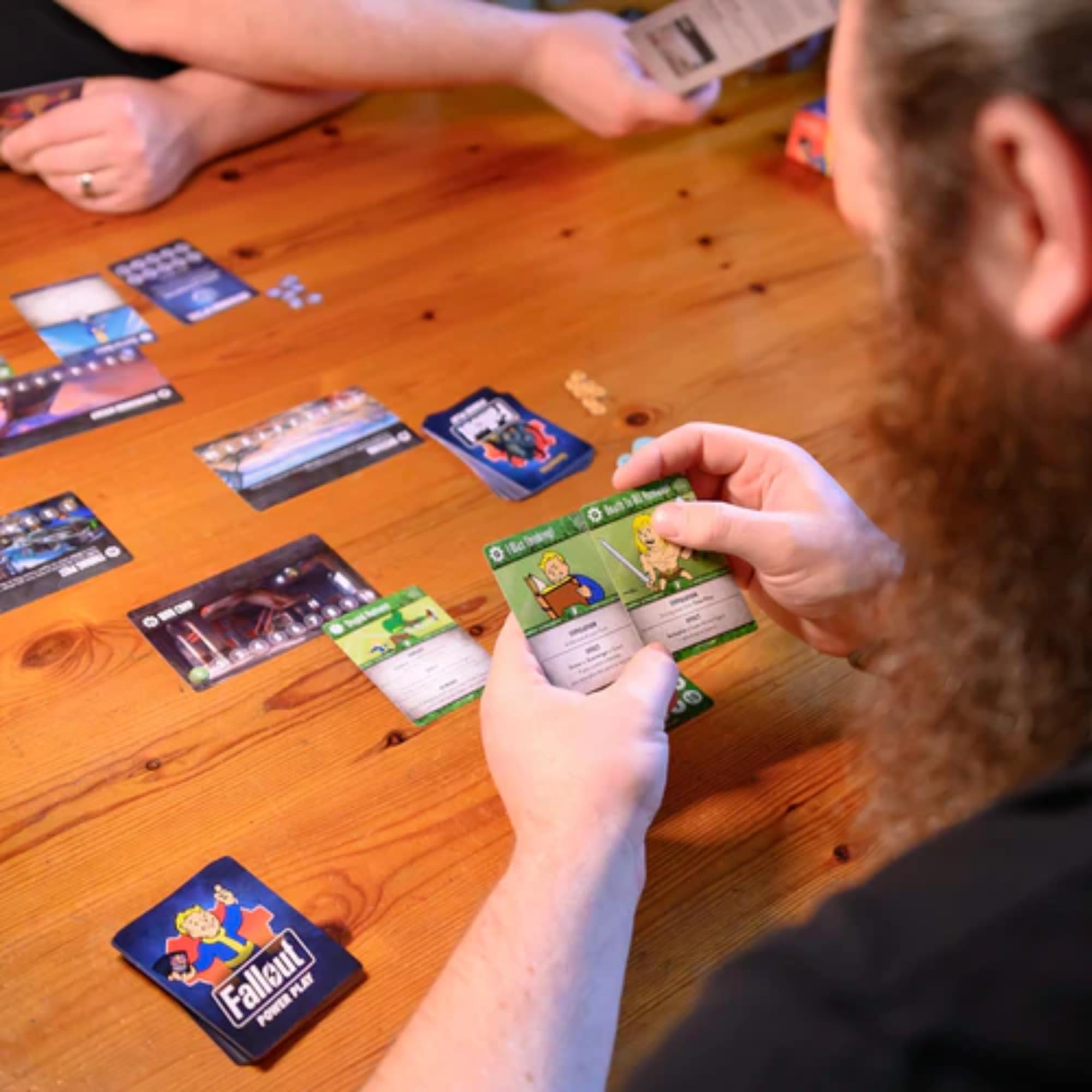 Modiphius Fallout : Power Play | Jeu de Cartes compétitif | À partir de 14 Ans | 2 à 4 Joueurs | 30 à 45 Minutes de Temps de Jeu ou Plus