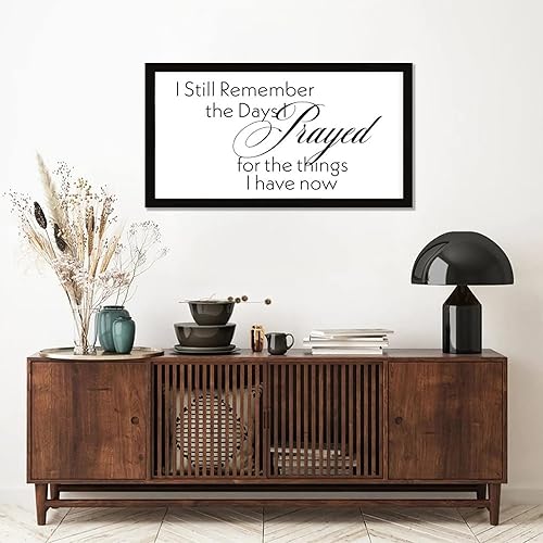 Vista 272 de Letrero enmarcado de madera con frases inspiradoras con versículo bíblico, con texto en inglés "I Still Remember the Days I Prayed for the Things I