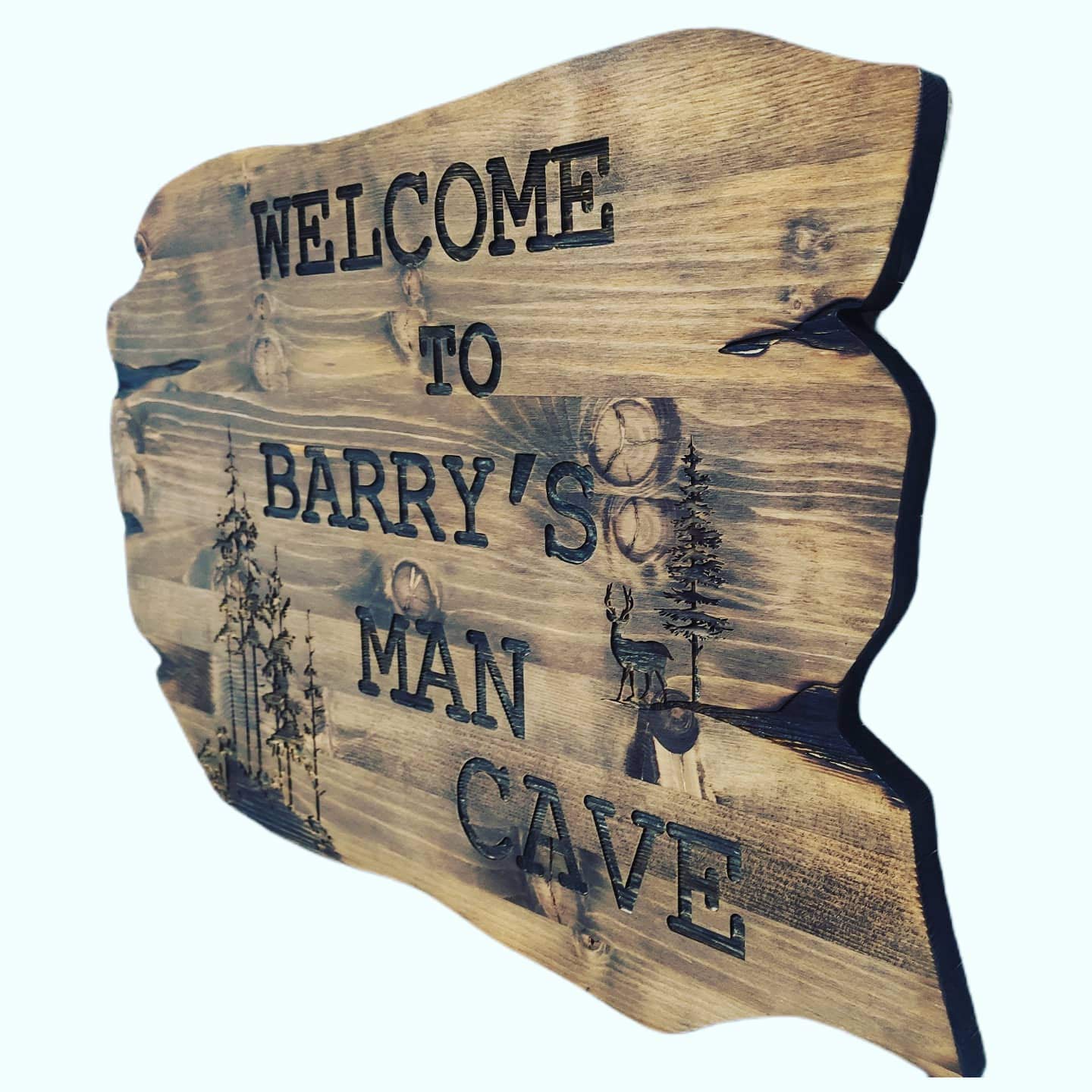 Großes, handgefertigtes Schild aus Massivholz mit Gravur „Welcome to the Man Cave“