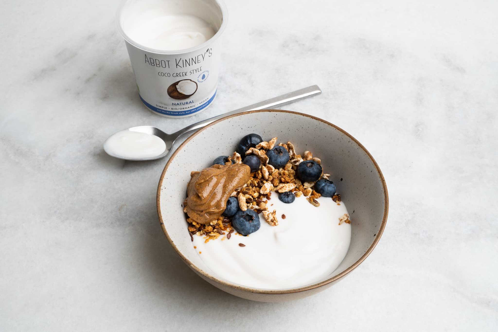 Abbot Kinney's - Yogur Vegetal de Coco Estilo Griego - Tarrina de 350 ml - Alto Contenido en Fibra - Yogur Ecológico Sin Gluten - Ideal Para Desayunos, Postres, Salsas y Dipear