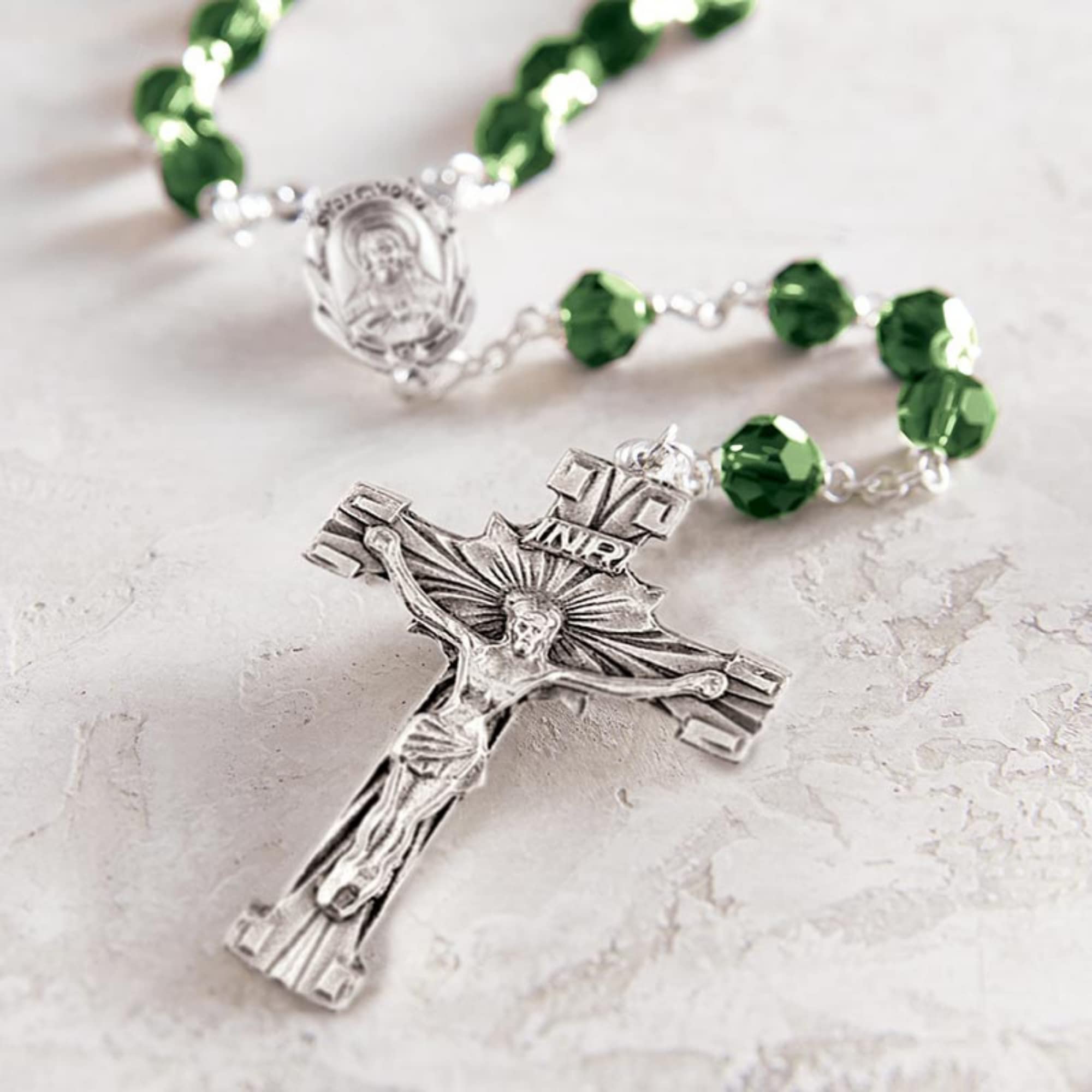 Christian Brands Rosario católico con cuentas de cristal verde profundo, collar de oración con centro de mesa de corazón sagrado en tono plateado, 50,8 cm, Vidrio