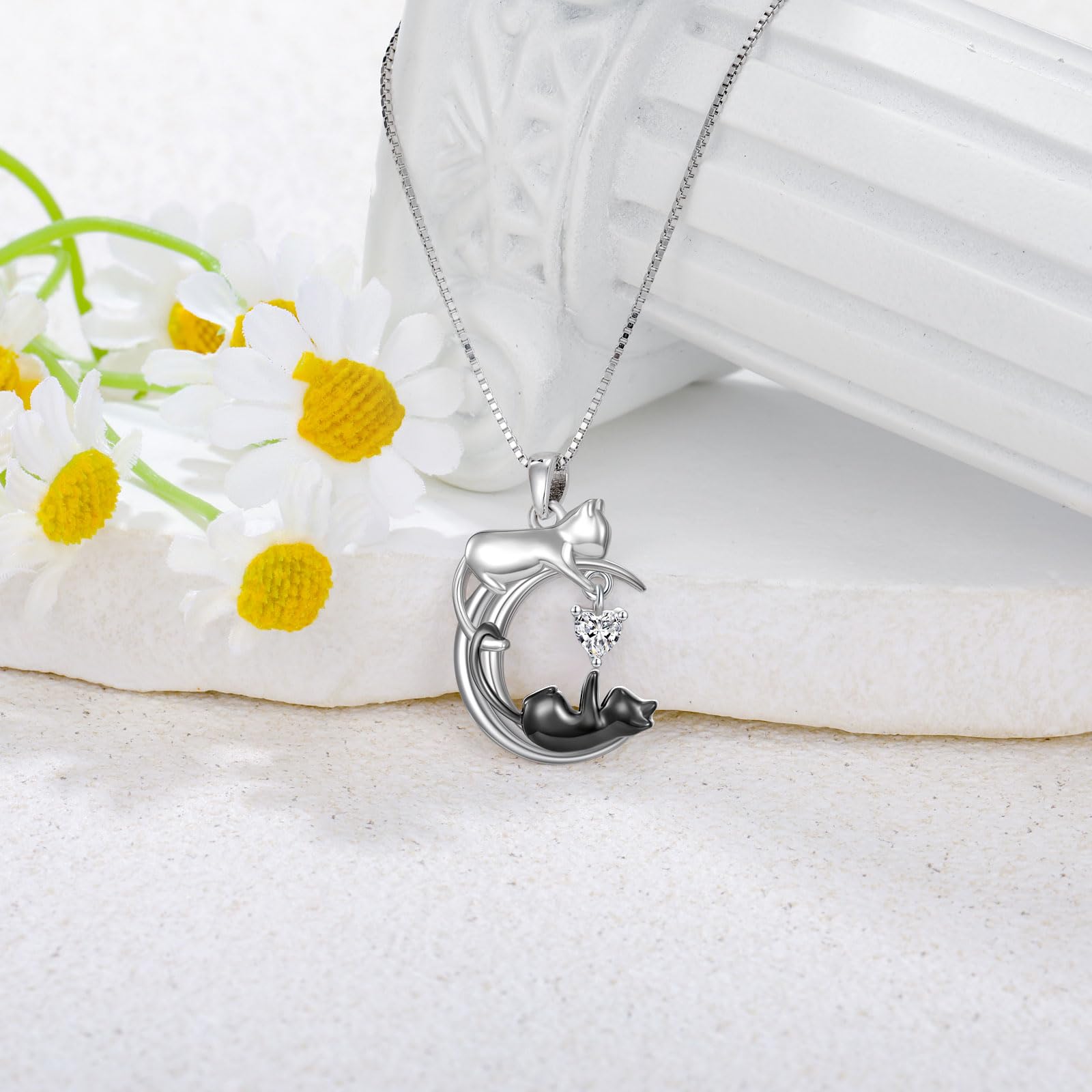 Collar con colgante de luna de gato blanco y negro de plata de ley