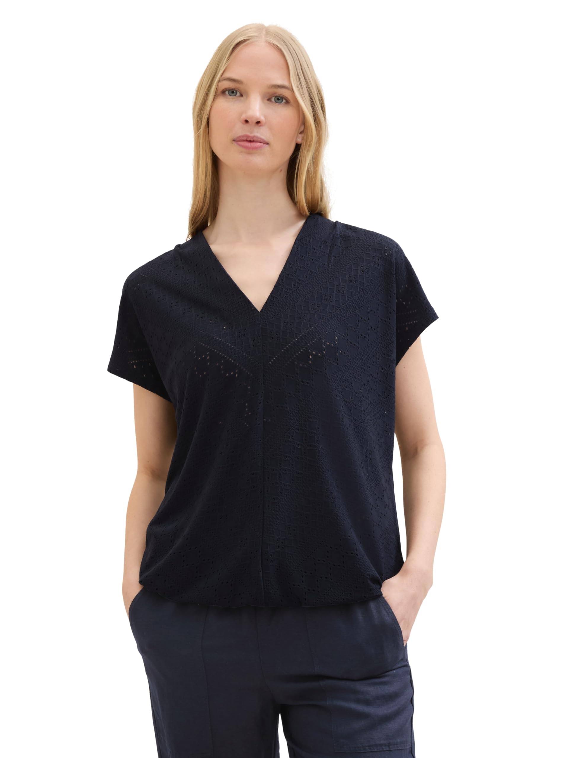 TOM TAILOR Damen Basic Shirt-Bluse mit Lochstickerei-Details, Regular Fit, V-Ausschnitt, 63 cm Rückenlänge, Kurzärmlig, 10315, Größe M