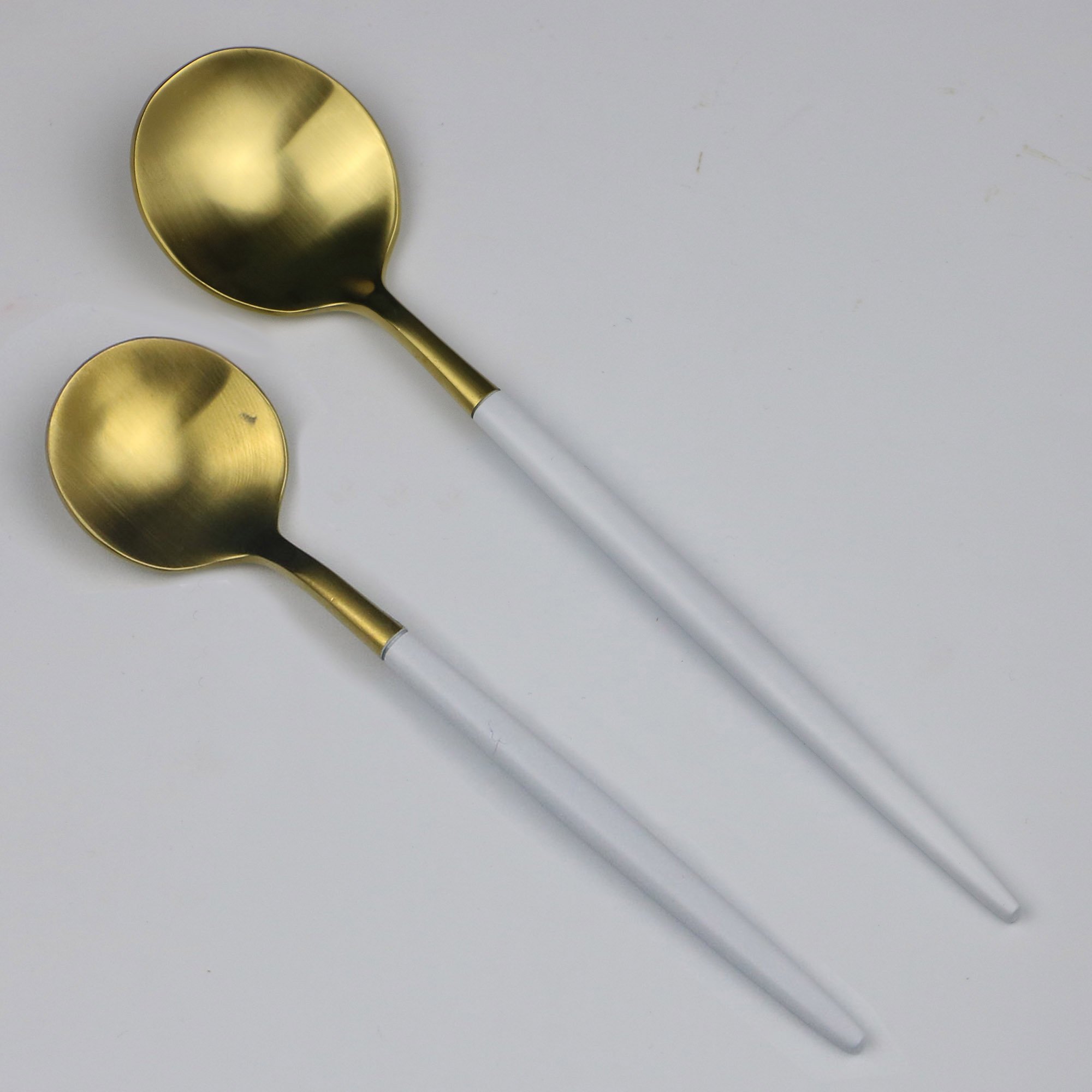 Lot de 20 couverts de luxe en acier inoxydable 18/10 avec poignée blanche dorée Finition mate Service pour 4 personnes