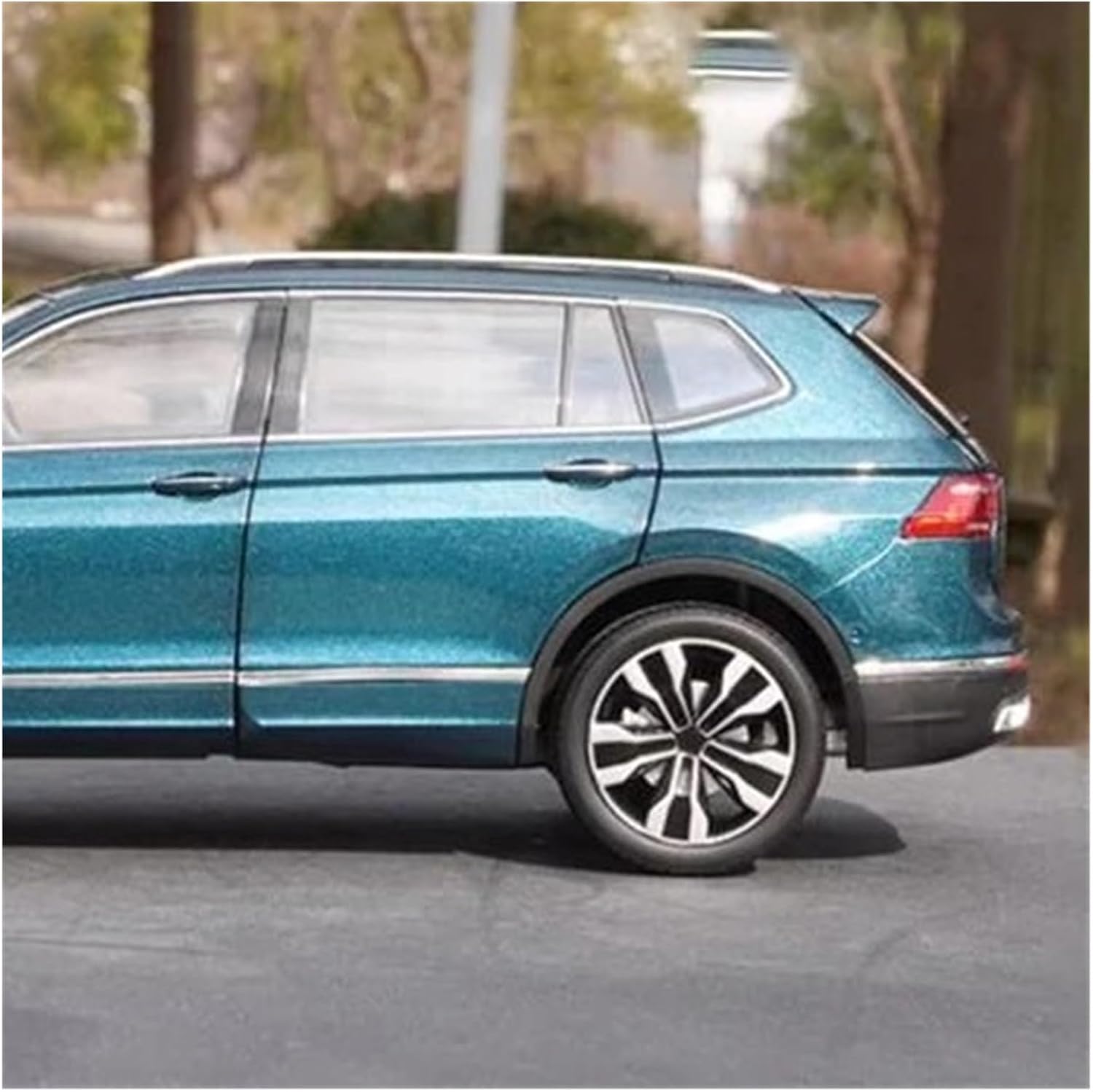 Scale car Model 1:18 for TIGUAN L 2022 SUV Car Model Die-cast Alloy Static Display Car Model Put in The Bookcase Suitable for Display